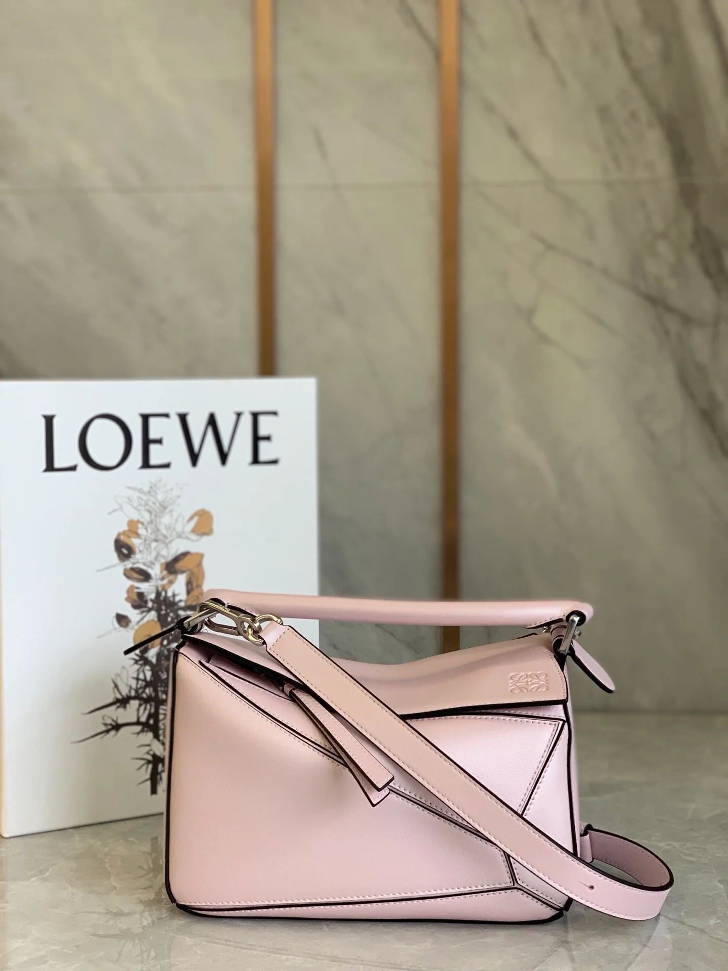 Новая сумка Loewe Puzzle Bag из телячьей кожи, выпущенная в 2020 году.