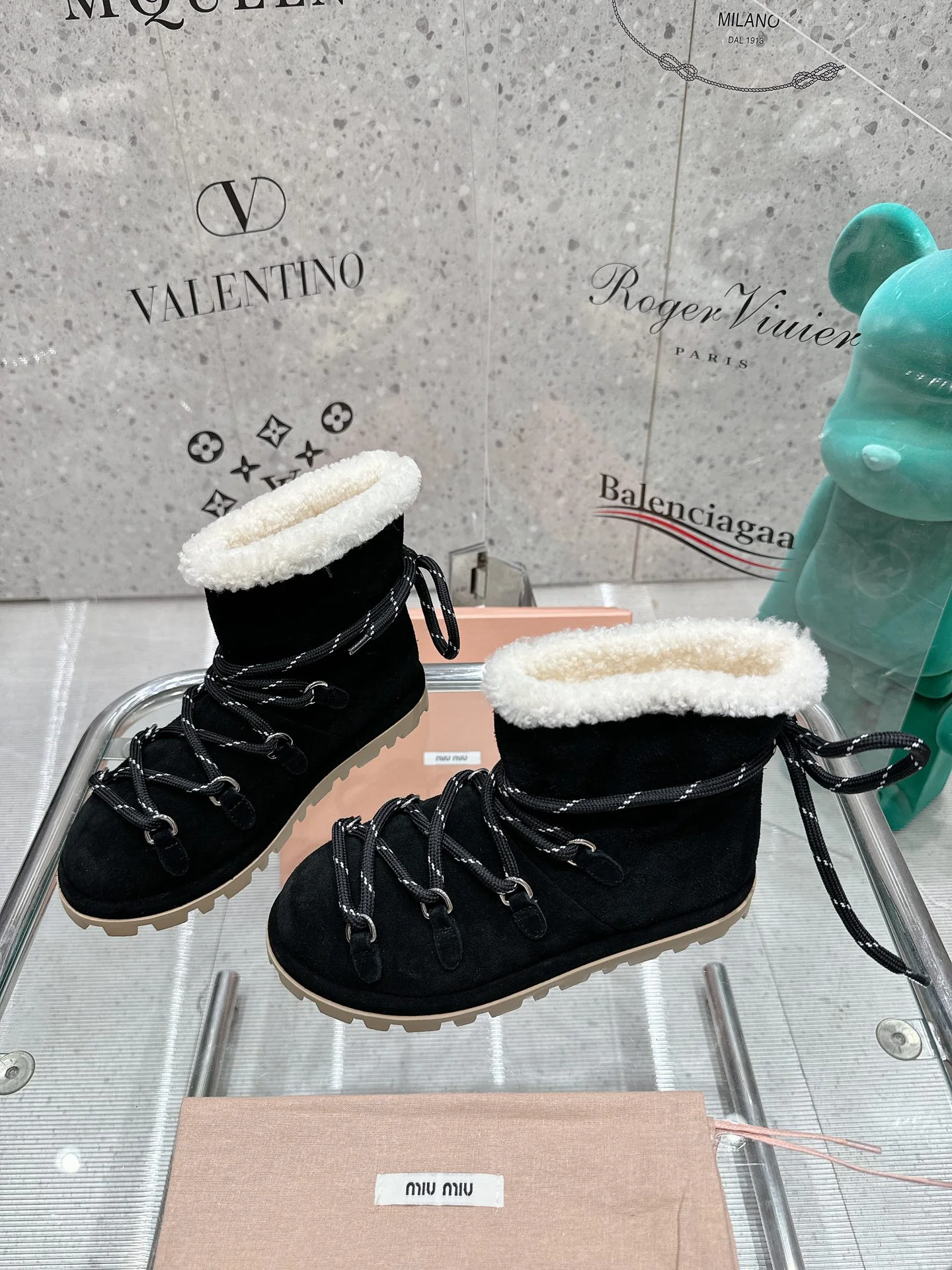 Элегантные сапоги на шнуровке Miu Miu 2024 — черные