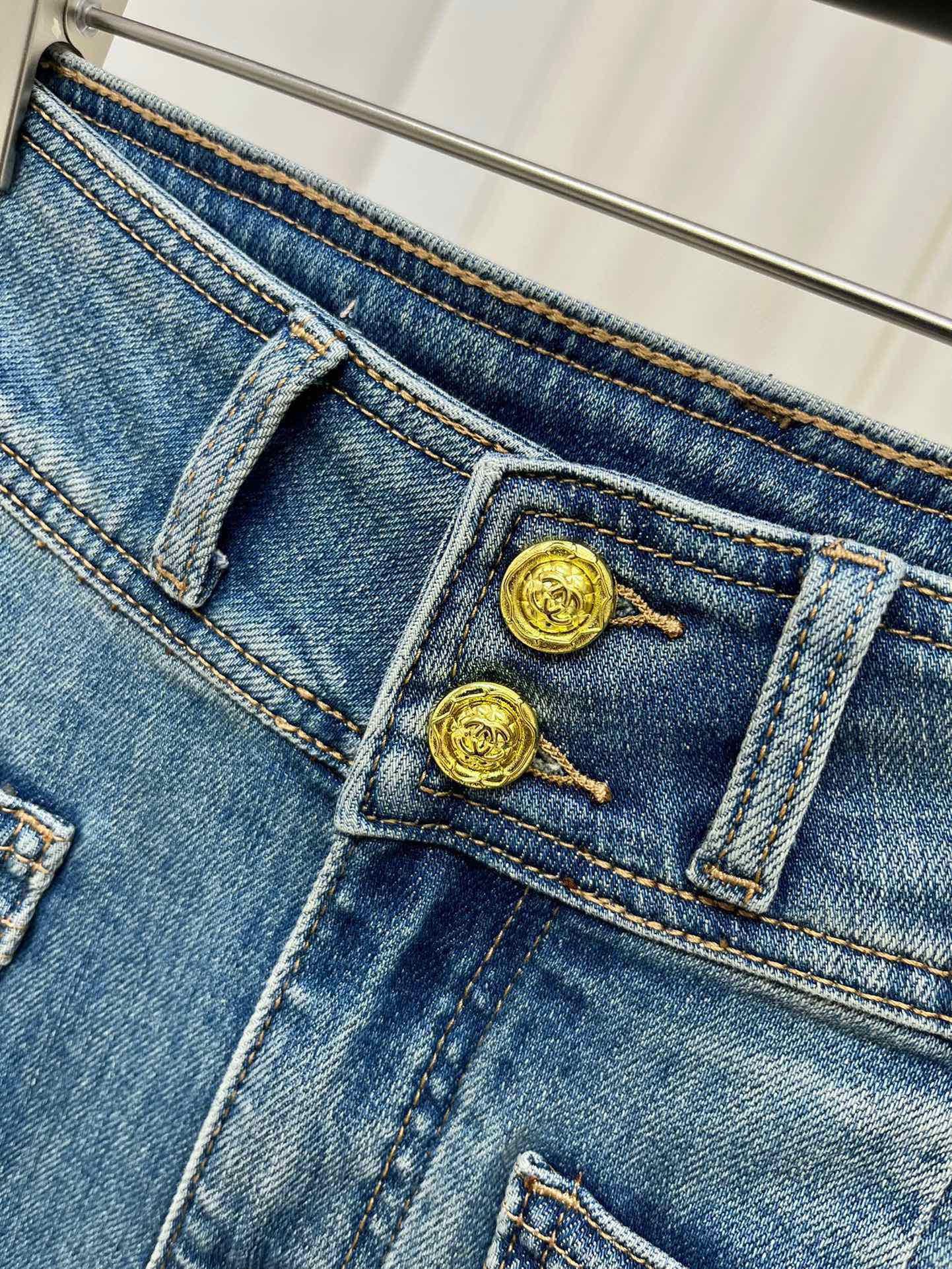 Расклешенные джинсы Chanel 2403 с двумя карманами