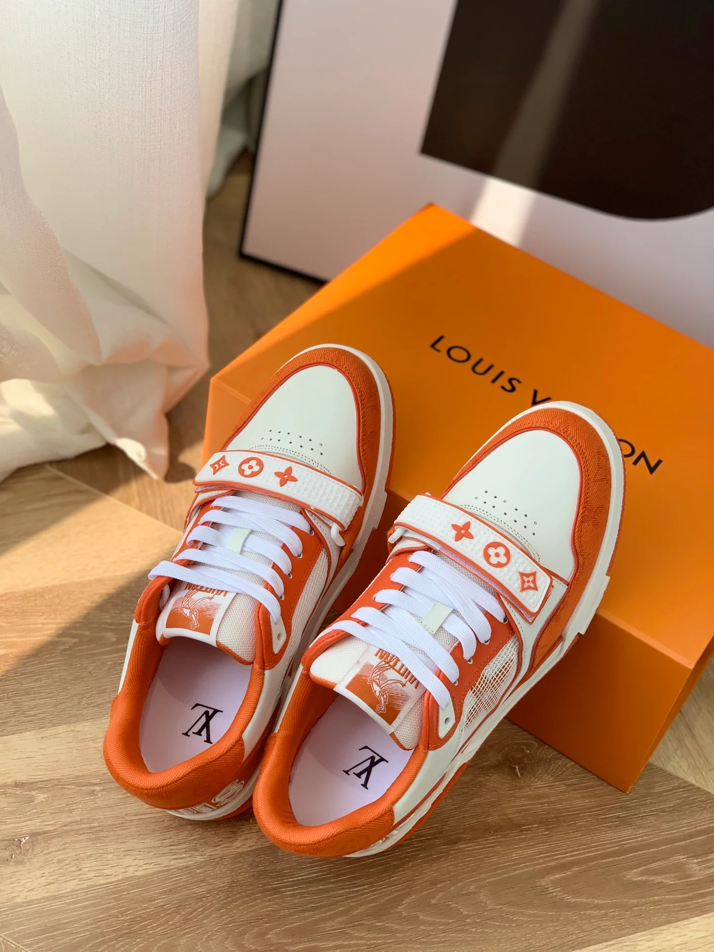 Серия LV-trainer - красные кроссовки