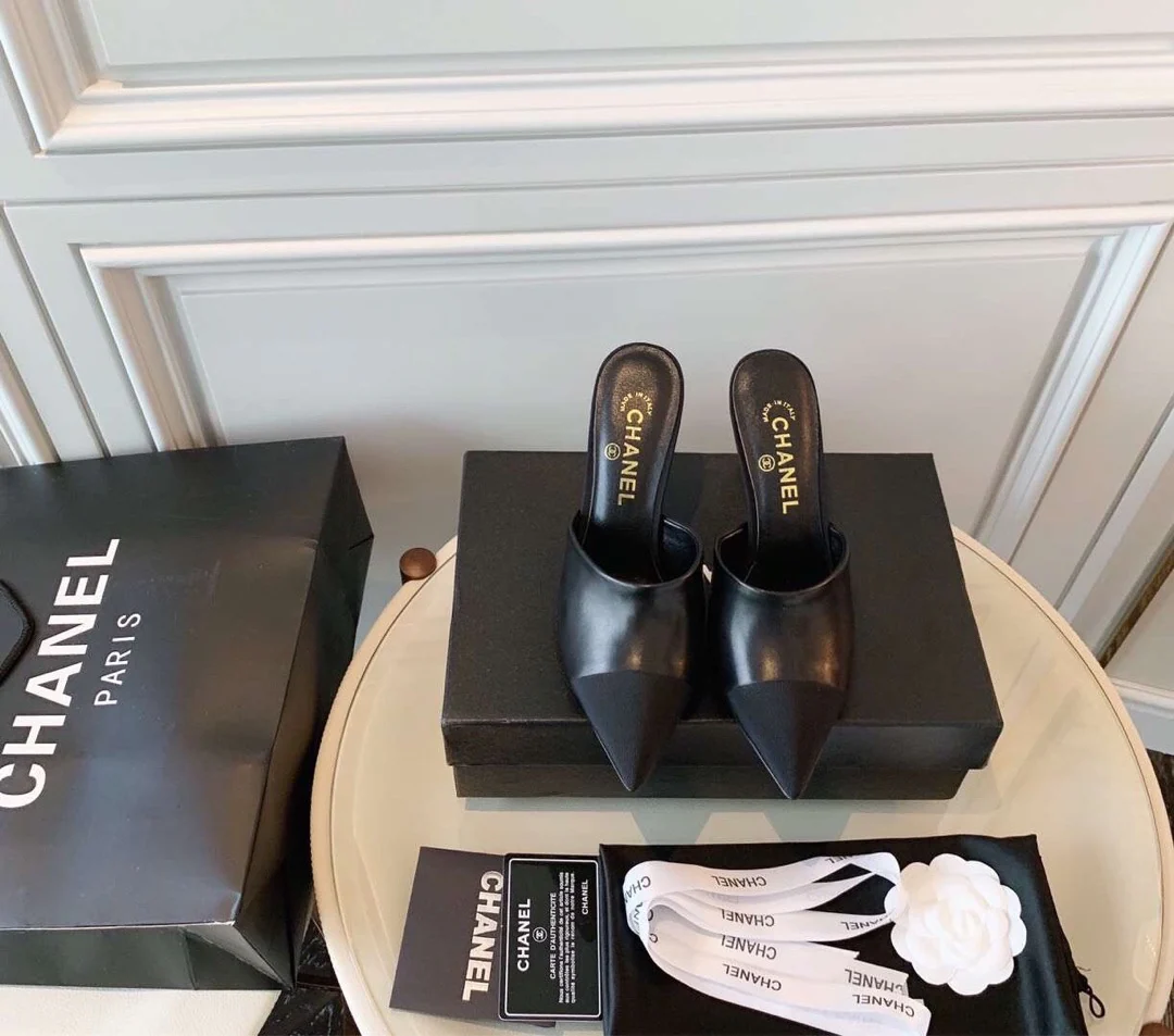 Chanel - Туфли-лодочки на высоком каблуке с острым носком, украшенные жемчугом.