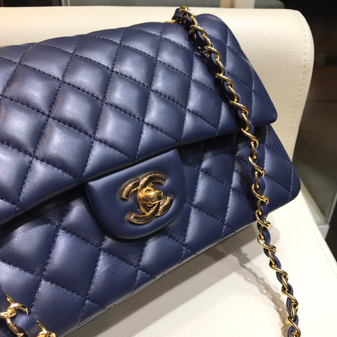 Сумка Chanel Classic Quilted Series CF с золотой цепочкой - 25 см