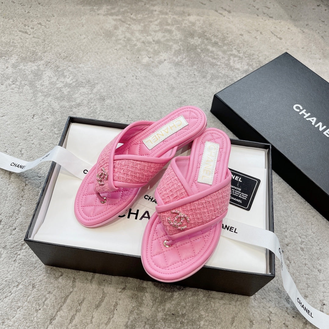 Новинка сезона весна/лето 2023 от Chanel - шерстяные тапочки с вышитым ромбовидным узором - розовые.