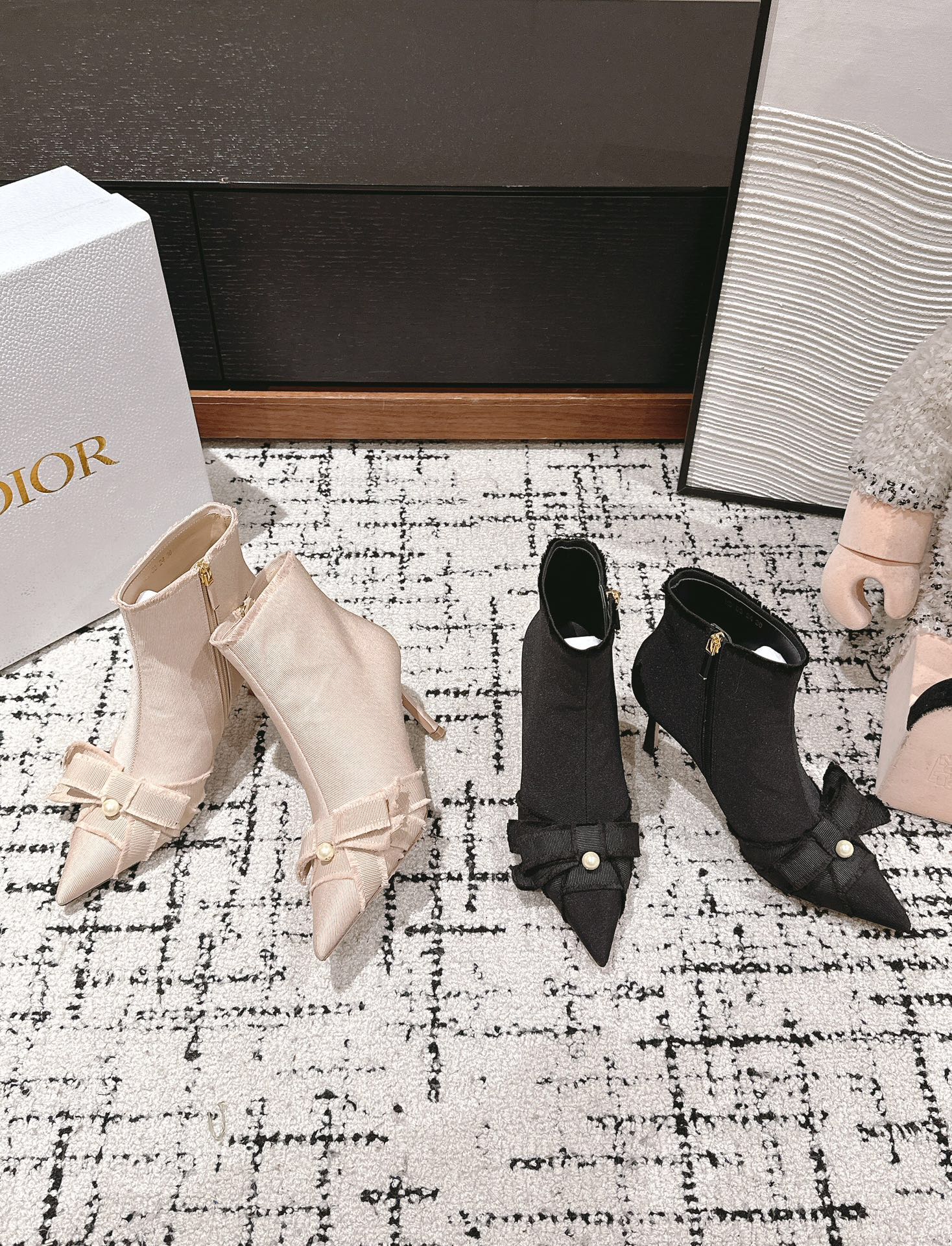 Ботинки Dior с острым носком 2024 года - изображение из коллекции