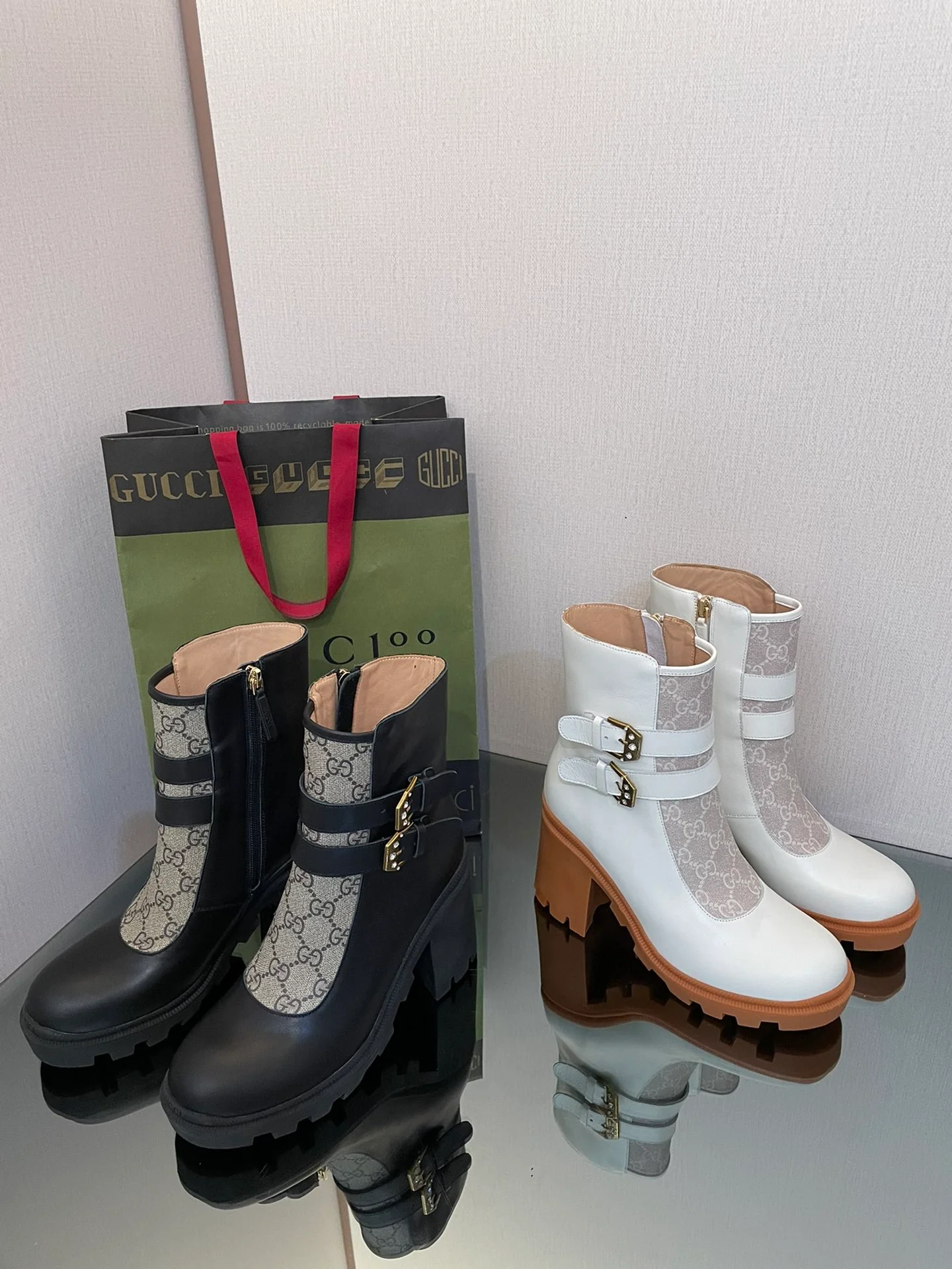 Ботинки Valen V на платформе с монограммой, до середины икры, белые.