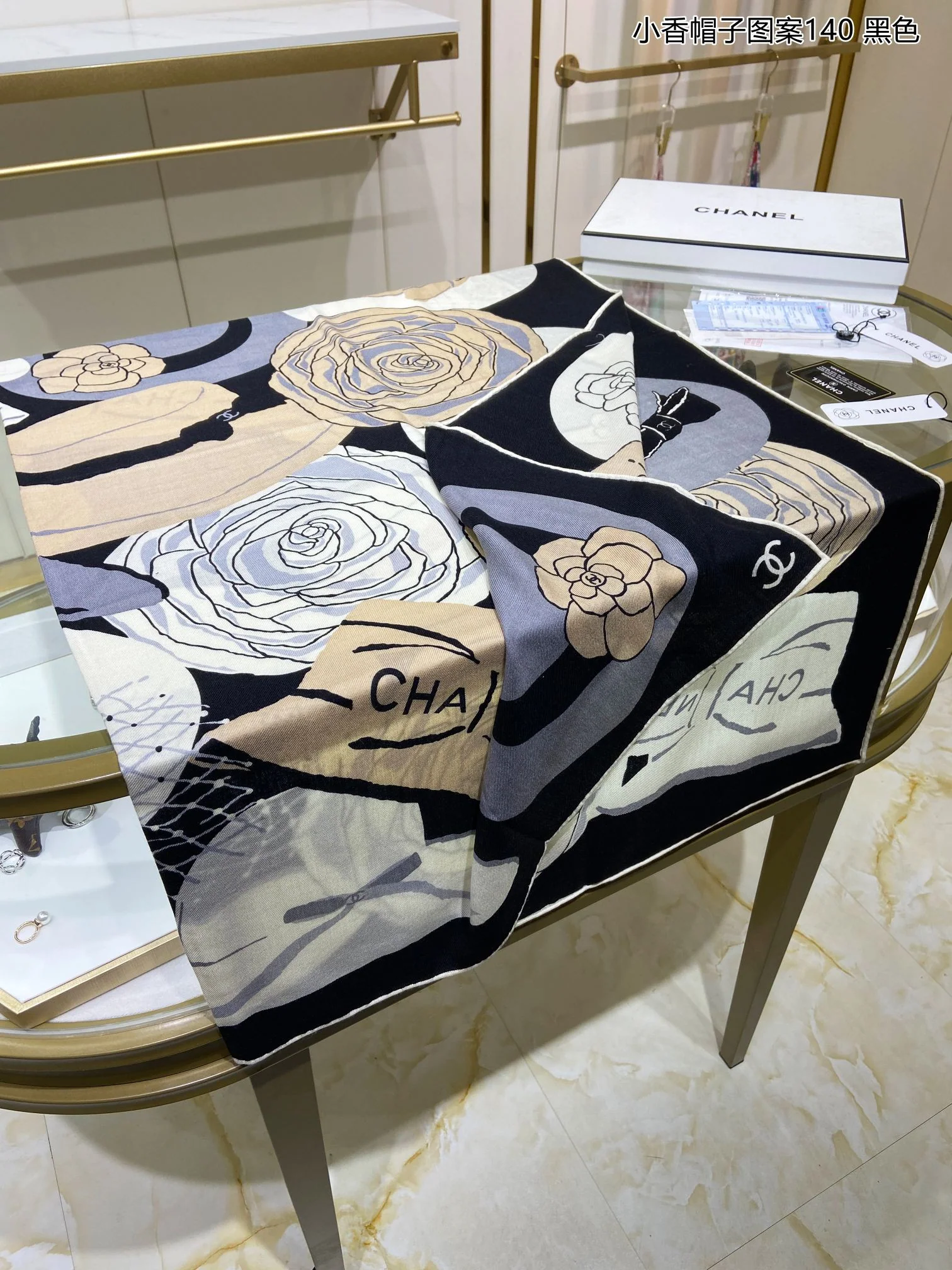 Кашемировый шелковый платок Chanel с узором ?Камелия?, 140 унций.