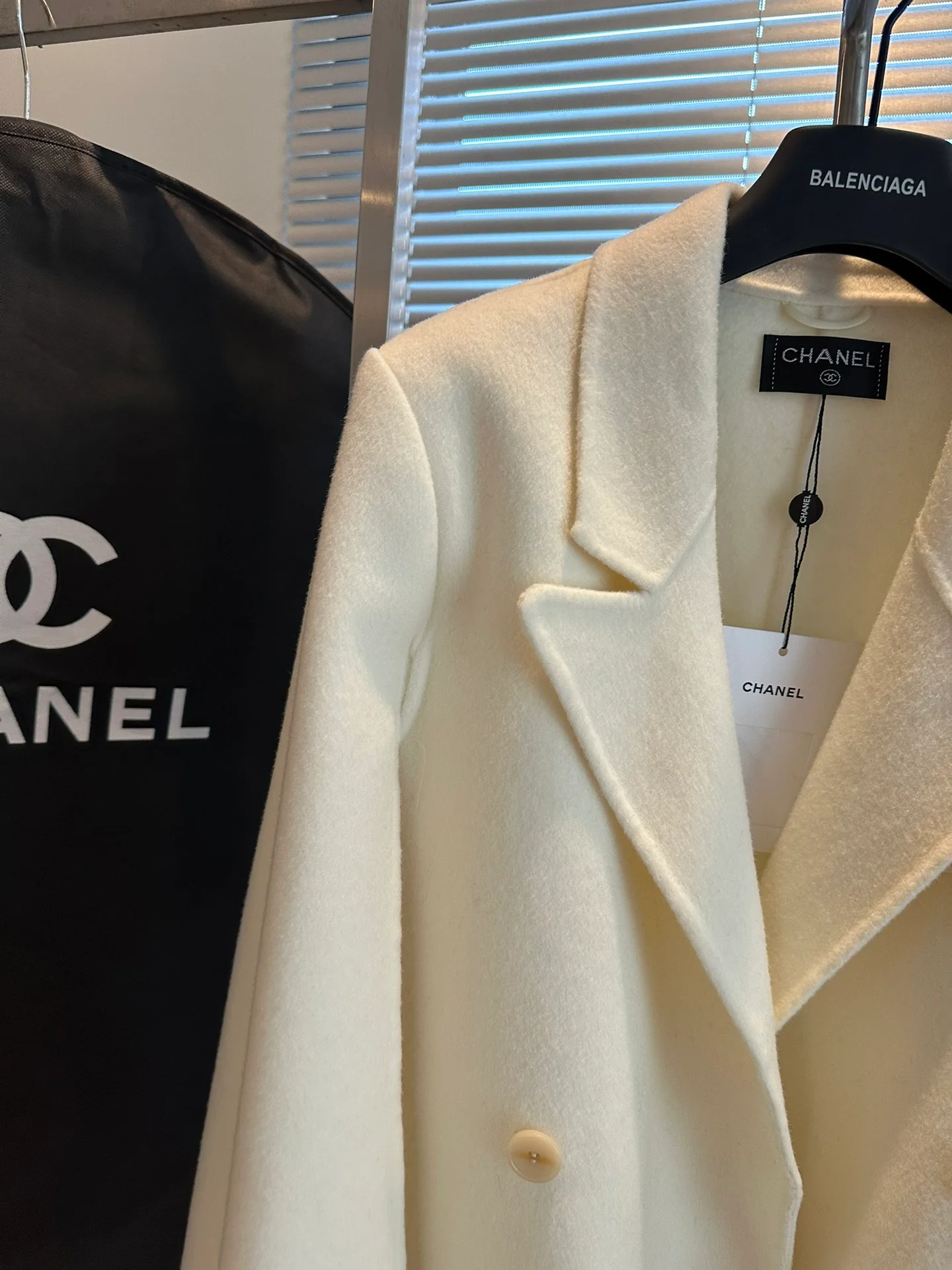 Chanel 2403 - Элегантный шерстяной костюм с высококачественной накидкой - Белый