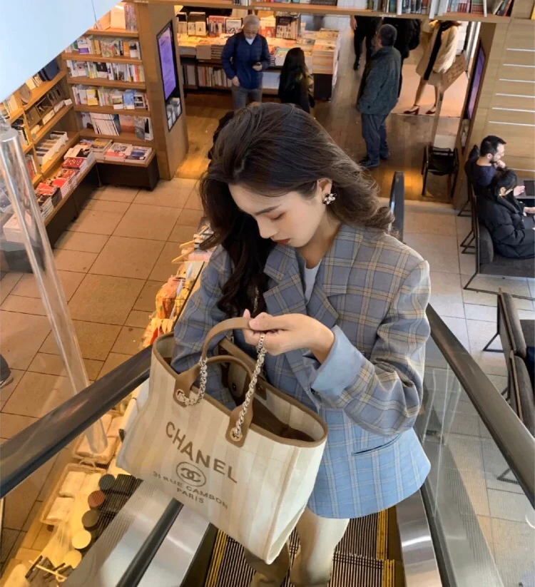 Большая пляжная сумка Chanel в бежевую полоску