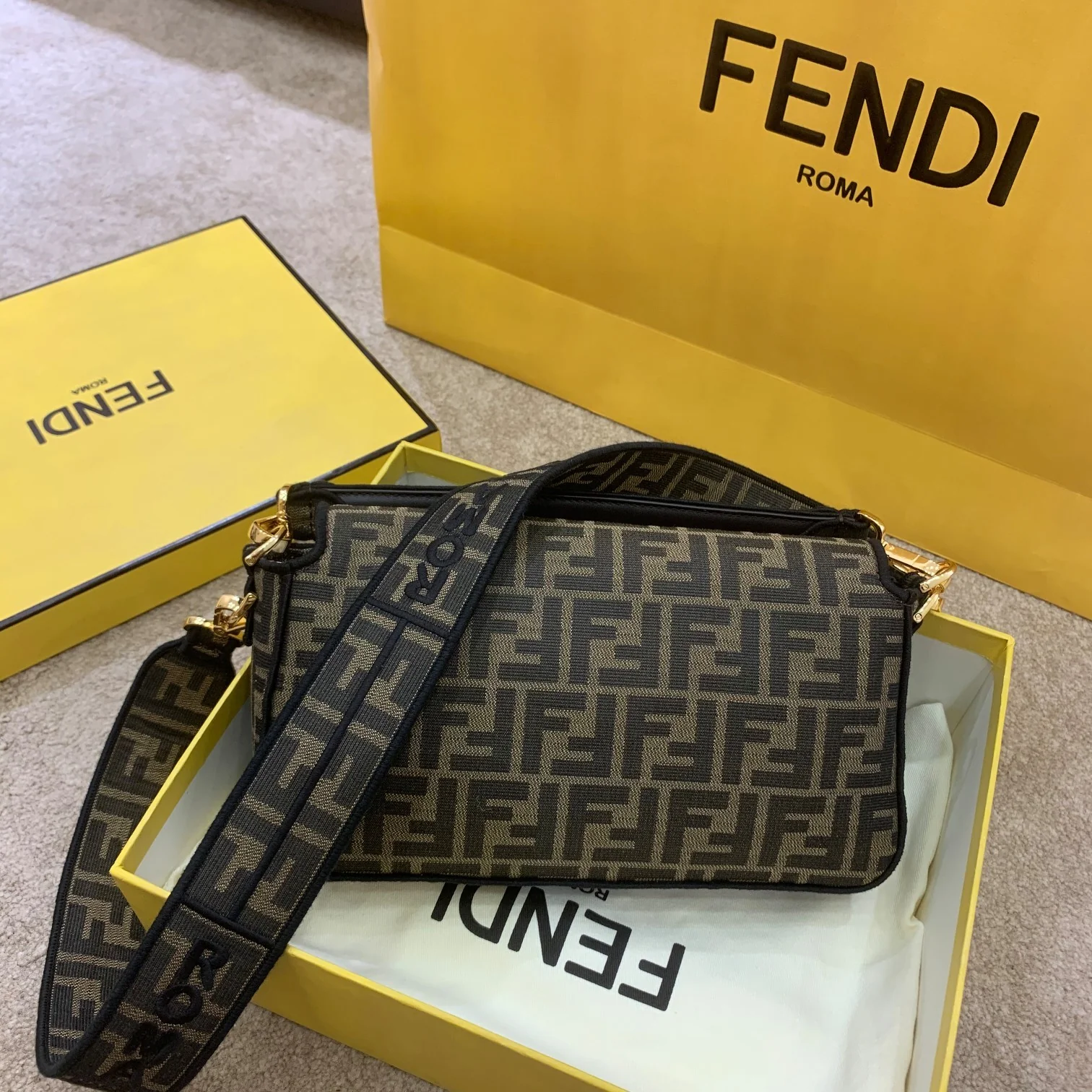 Сумка Fendi Baguette Medium Monogram - 2