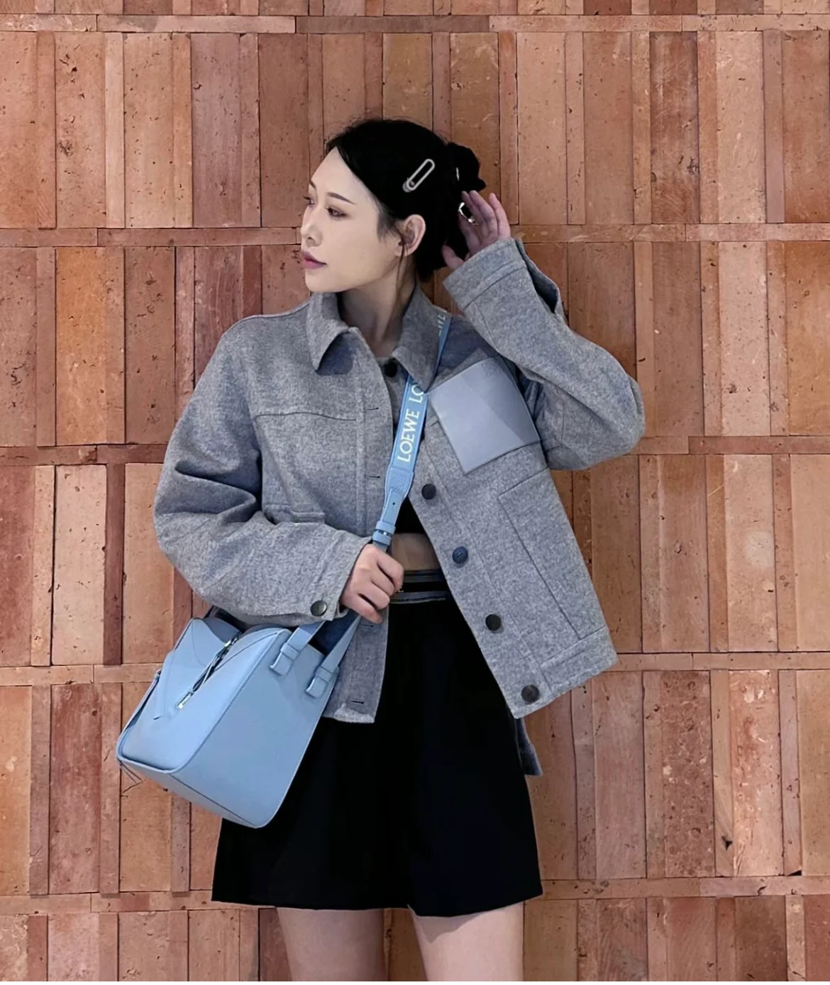 Сумка-гамак Loewe из монохромной эмалированной атласной коллекции - цвет аквамарин.