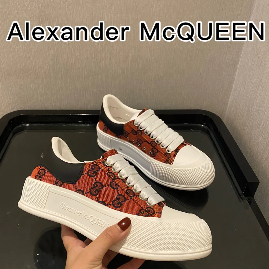 Кроссовки на платформе из парусины, созданные в сотрудничестве McQueen и G, красного цвета.