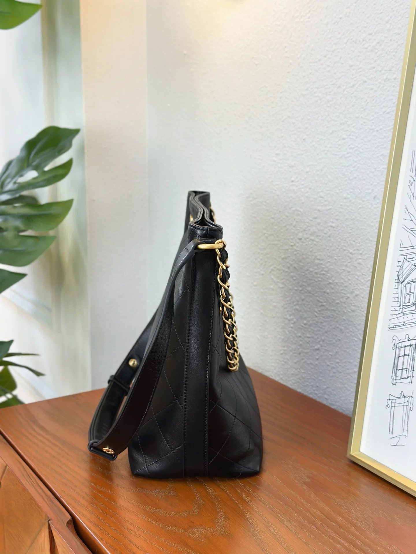 Сумка Chanel в стиле хиппи с золотой монетой 25 пенсов — черно-золотая.