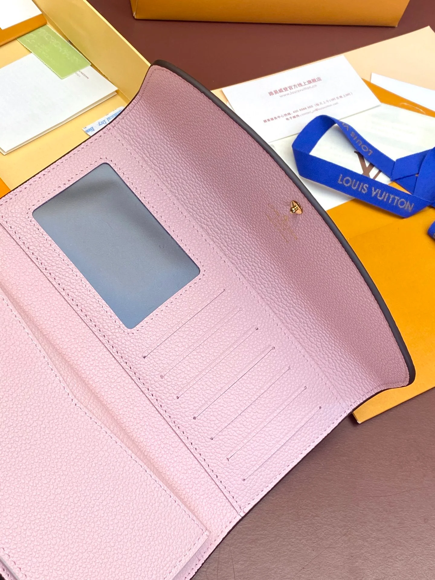 Длинный трехсекционный кошелек LV-m60699 с розовым отделением.