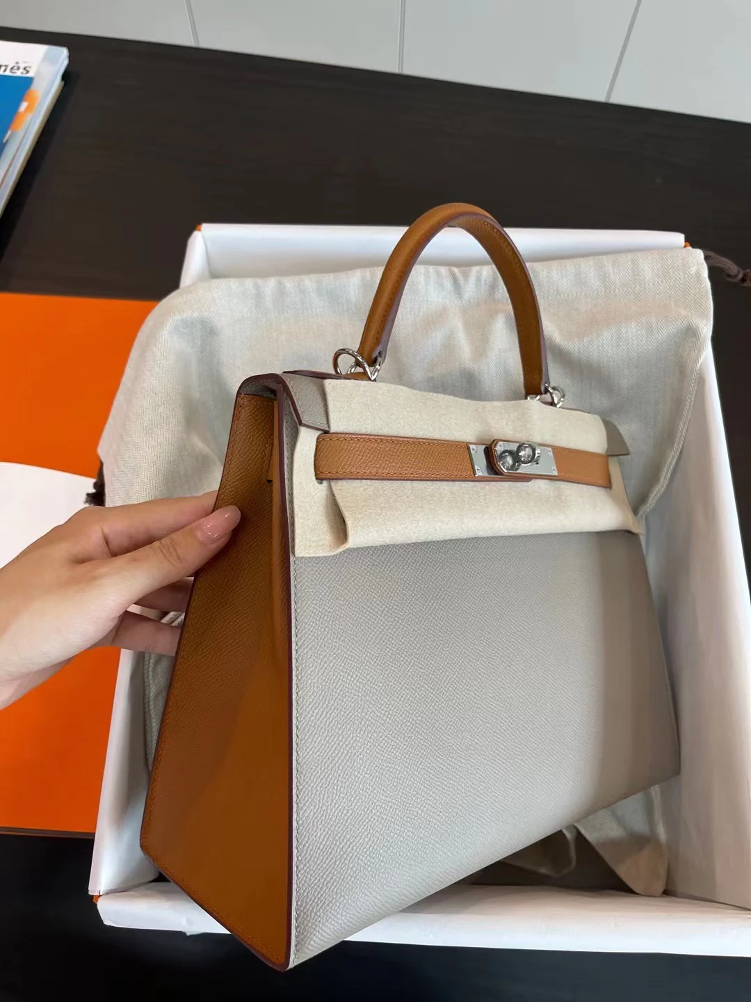 Hermes Kelly 28 Epsom Gold Brown с пряжкой M8 Ashy Grey - Silver