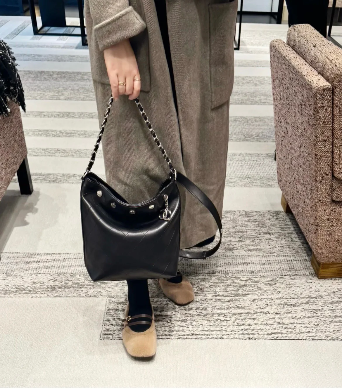 Сумка Chanel в стиле хиппи с золотой монетой 25 пенсов — черно-серебряная.