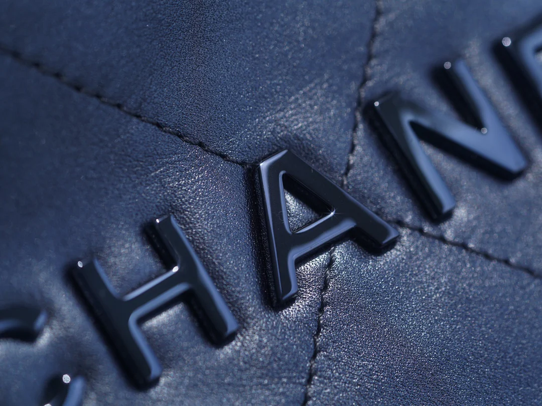 Сумка Chanel 22 - маленькая, металлизированная, синяя.