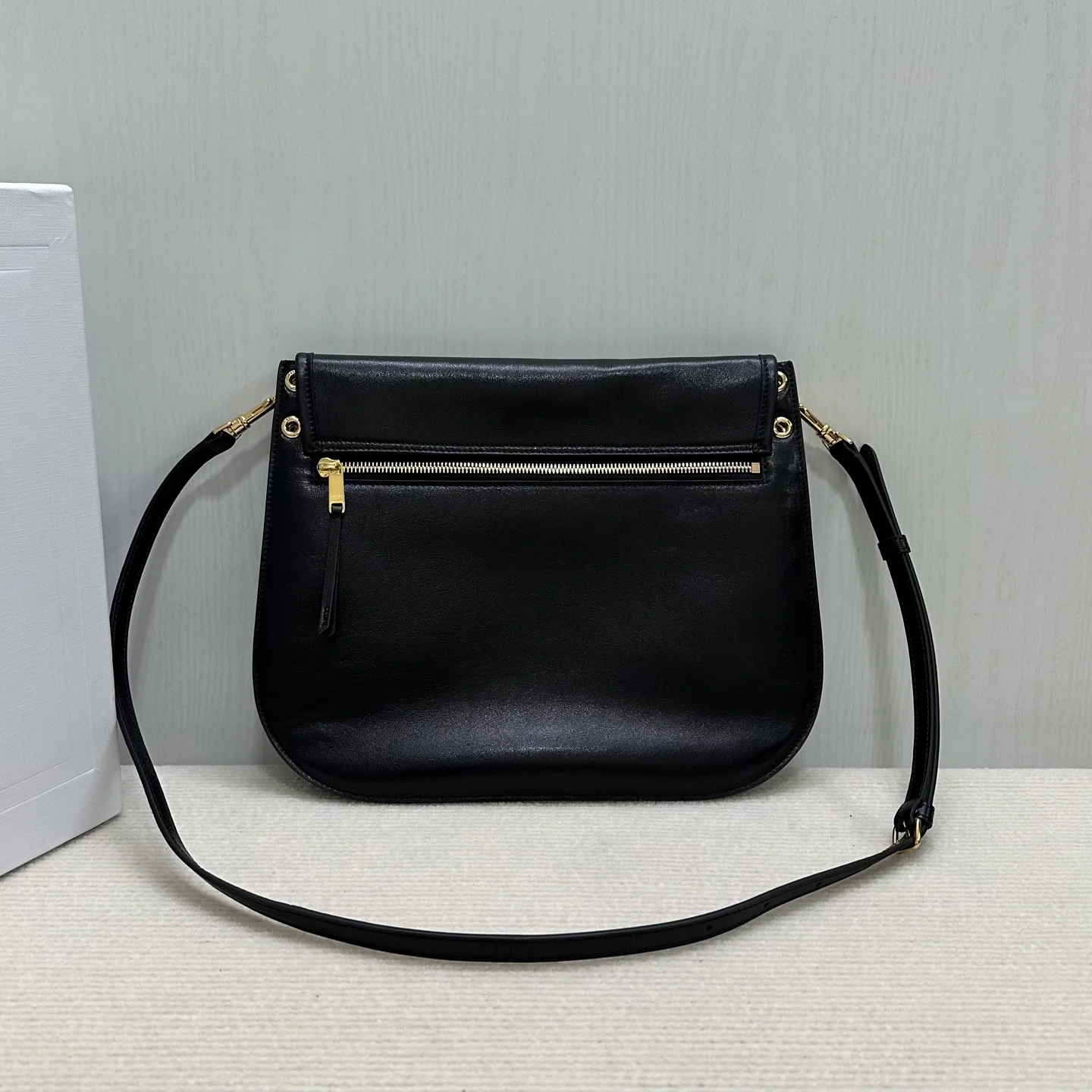 Новинка сезона весна/лето 2026 от Celine - Soft Triomphe Besace - овечья кожа - черный