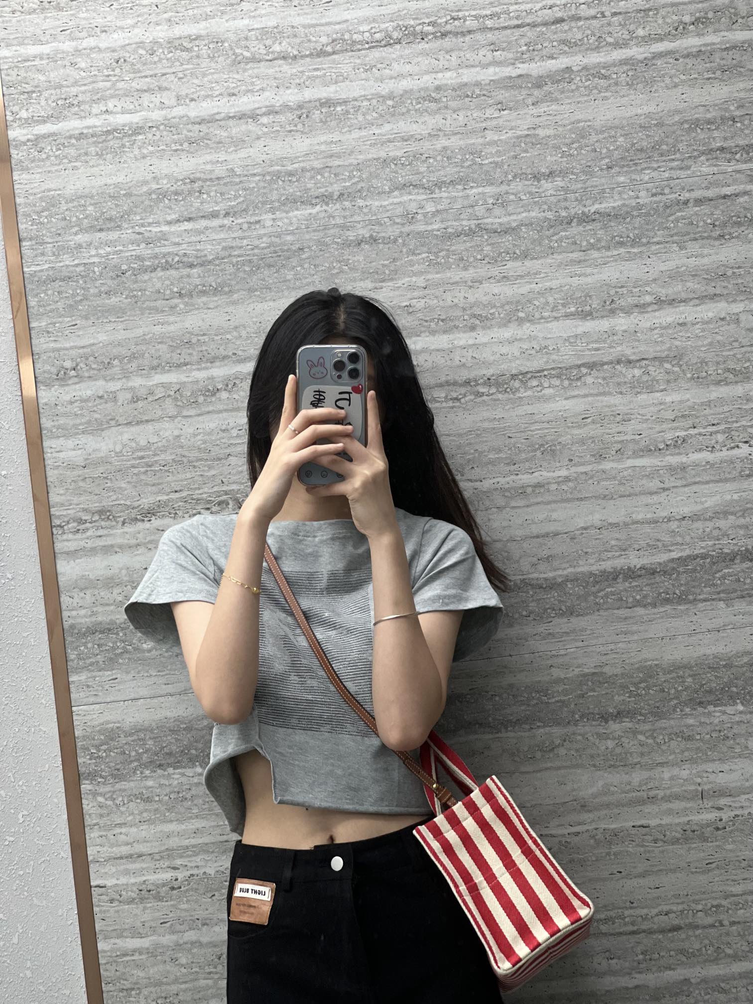 Сумка-шоппер Celine Cabas Thais в полоску из холста — маленькая, красно-белая.