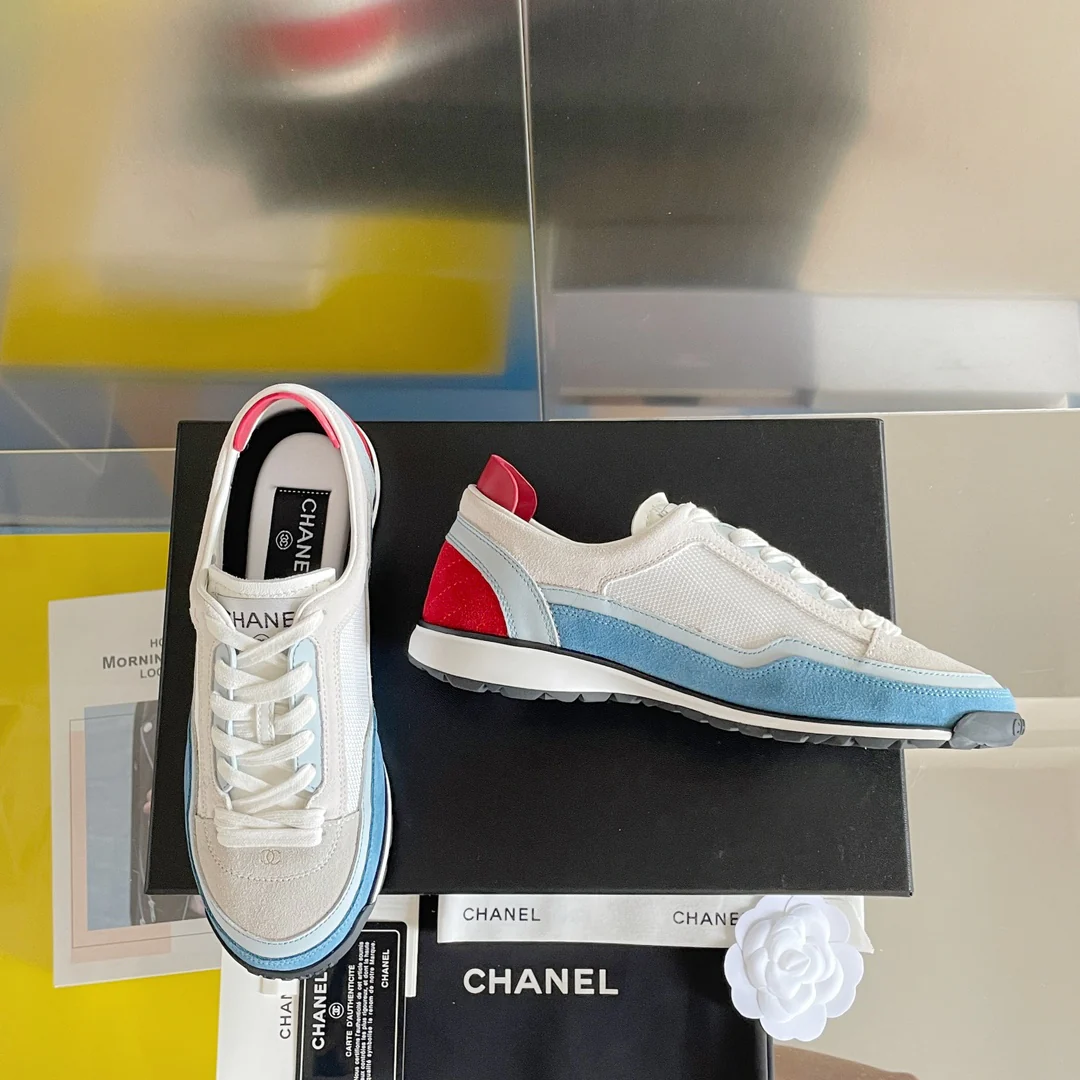 Новинка 2023 года от Chanel - Повседневные кроссовки в стиле колор-блок - Бело-синие
