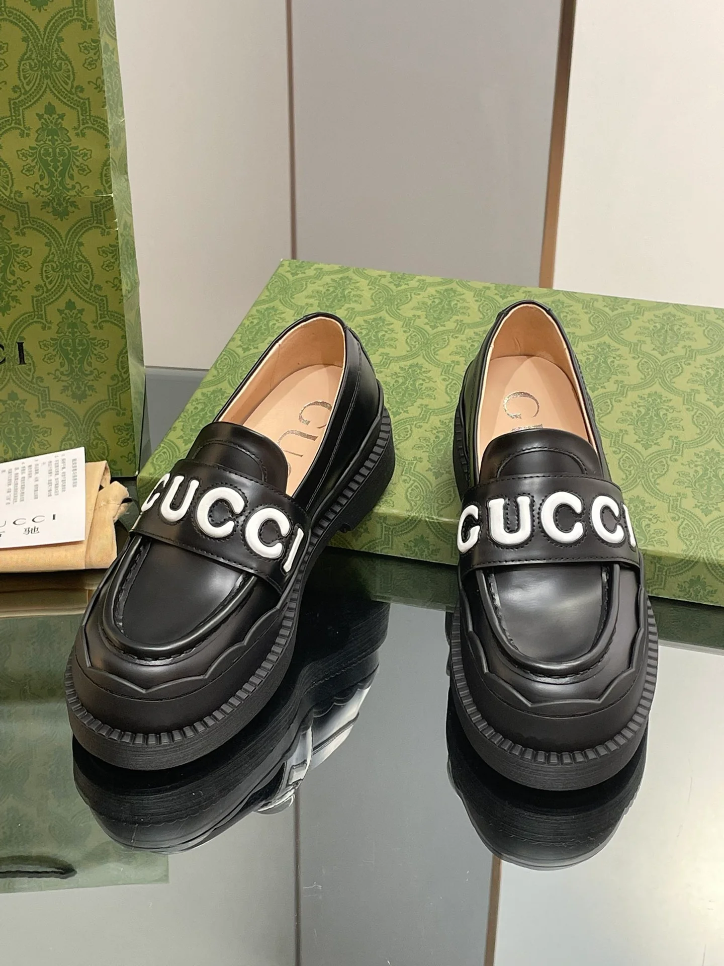 Новинка сезона осень/зима 2023 от Gucci - Лоферы с буквами - Черные