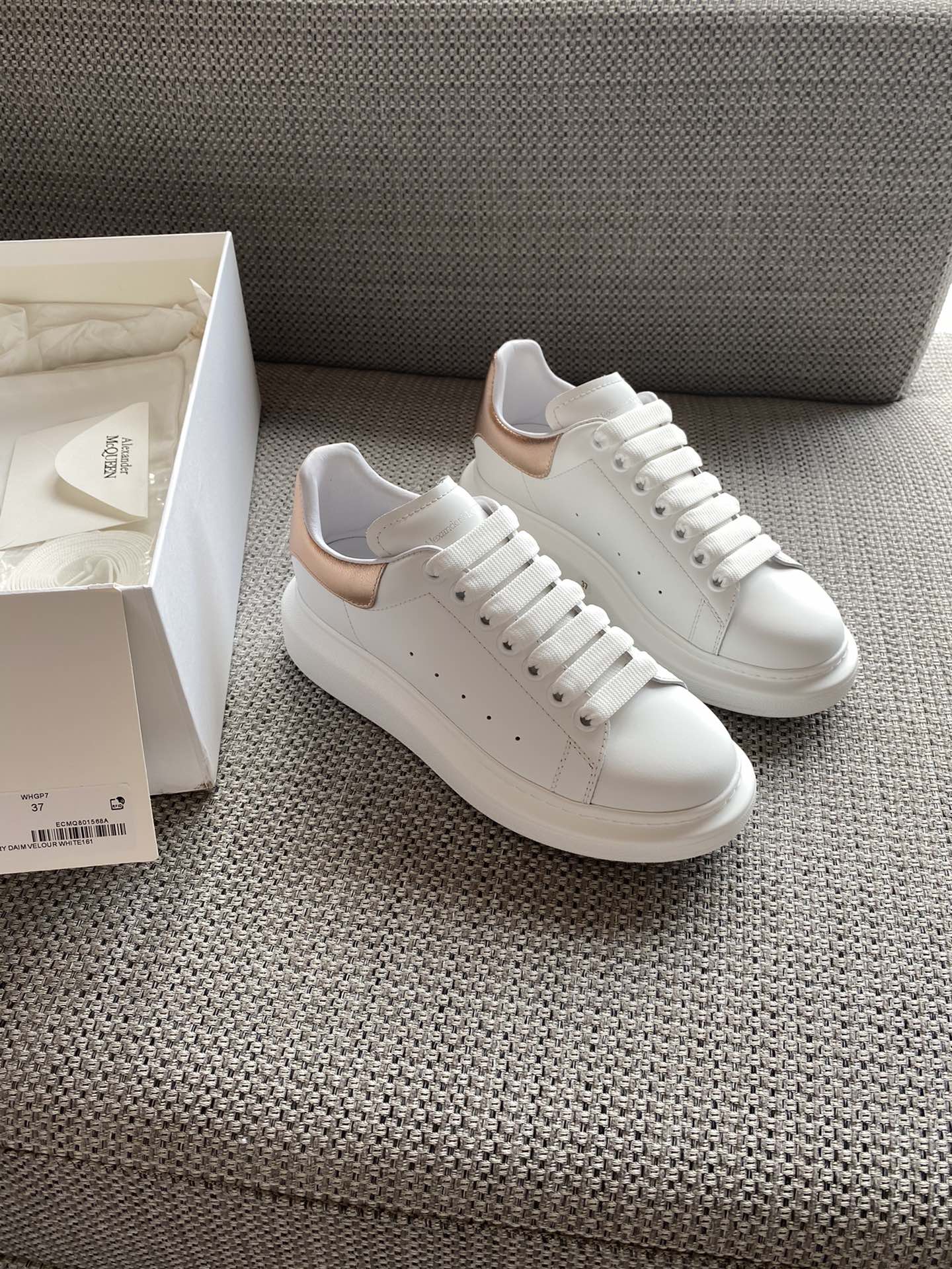 Классические белые кроссовки McQueen - ярко-оранжевые