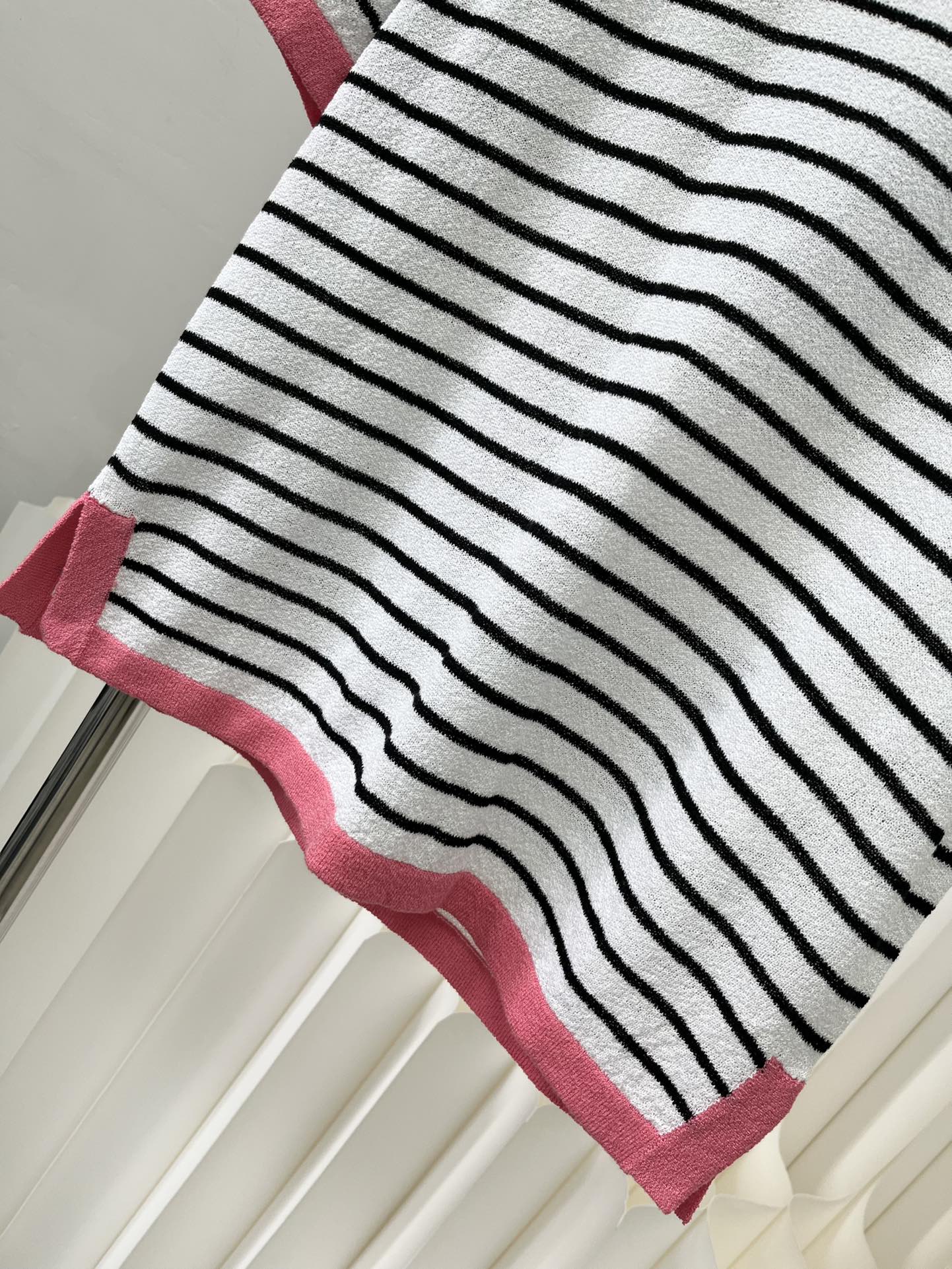 Вязаный топ Chanel 2403 в полоску с короткими рукавами