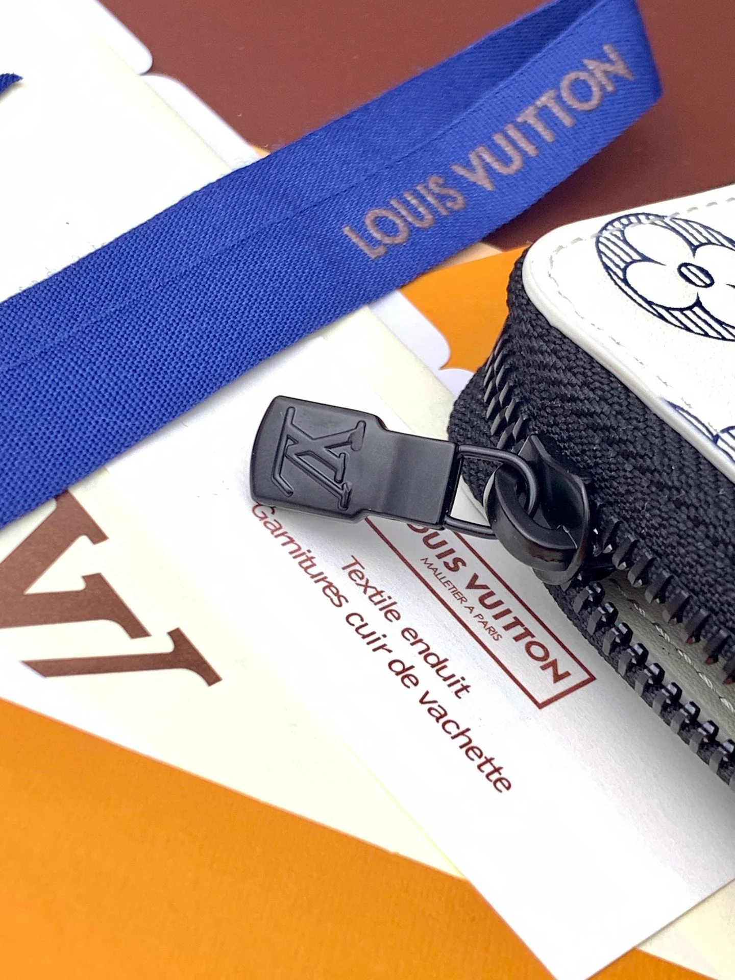 LV-m62295-Усовершенствованный вертикальный кошелек Zippy - Элегантный белый