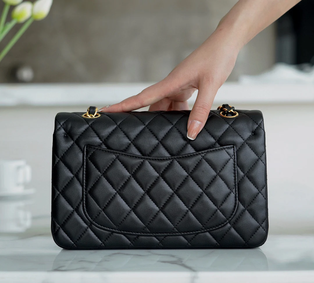 Сумка Chanel CF Medium - 23 см - из черной овечьей кожи с золотой пряжкой - CF23