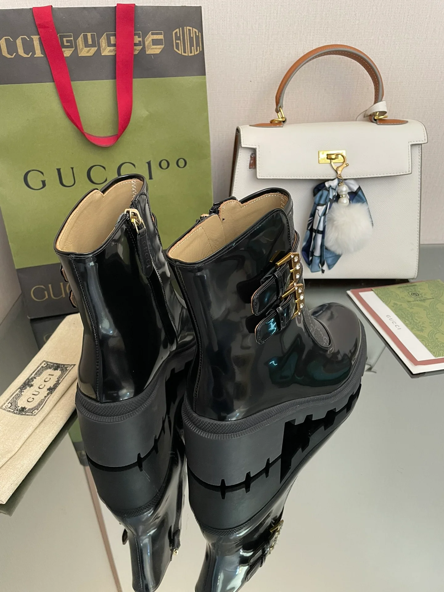 Сапоги Gucci на массивном каблуке до середины икры с монограммой — черные.