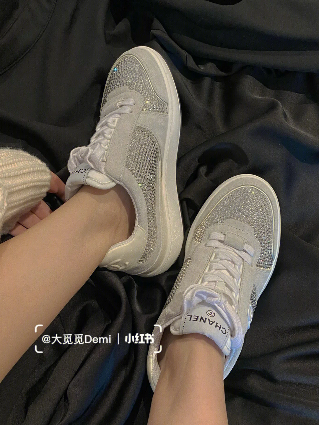 Новинка 2023 года от Chanel - Классические белые кроссовки, украшенные стразами Swarovski.