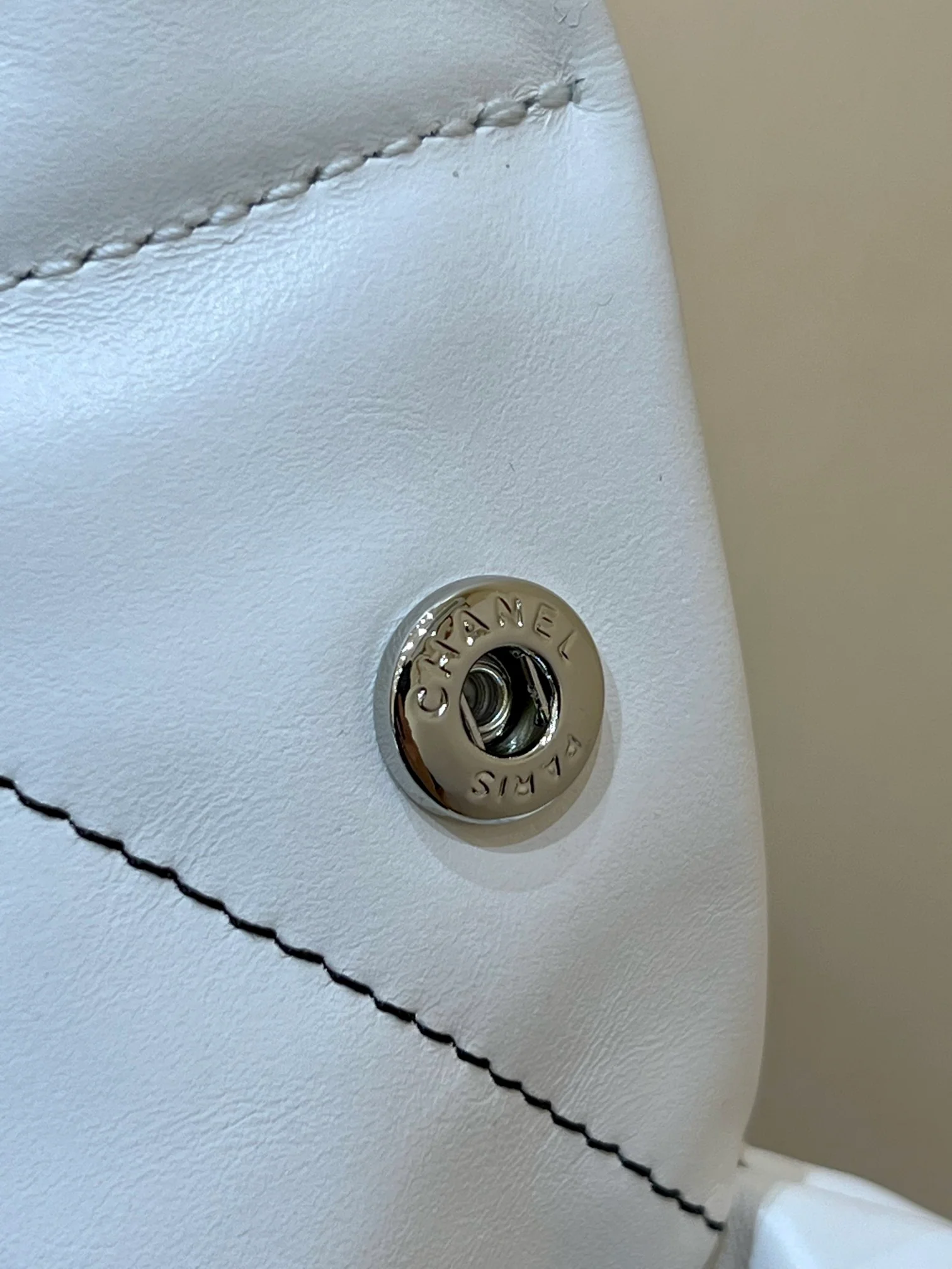 Сумка Chanel из круизной коллекции 2023 года - модель 22bag - белая с черной строчкой.