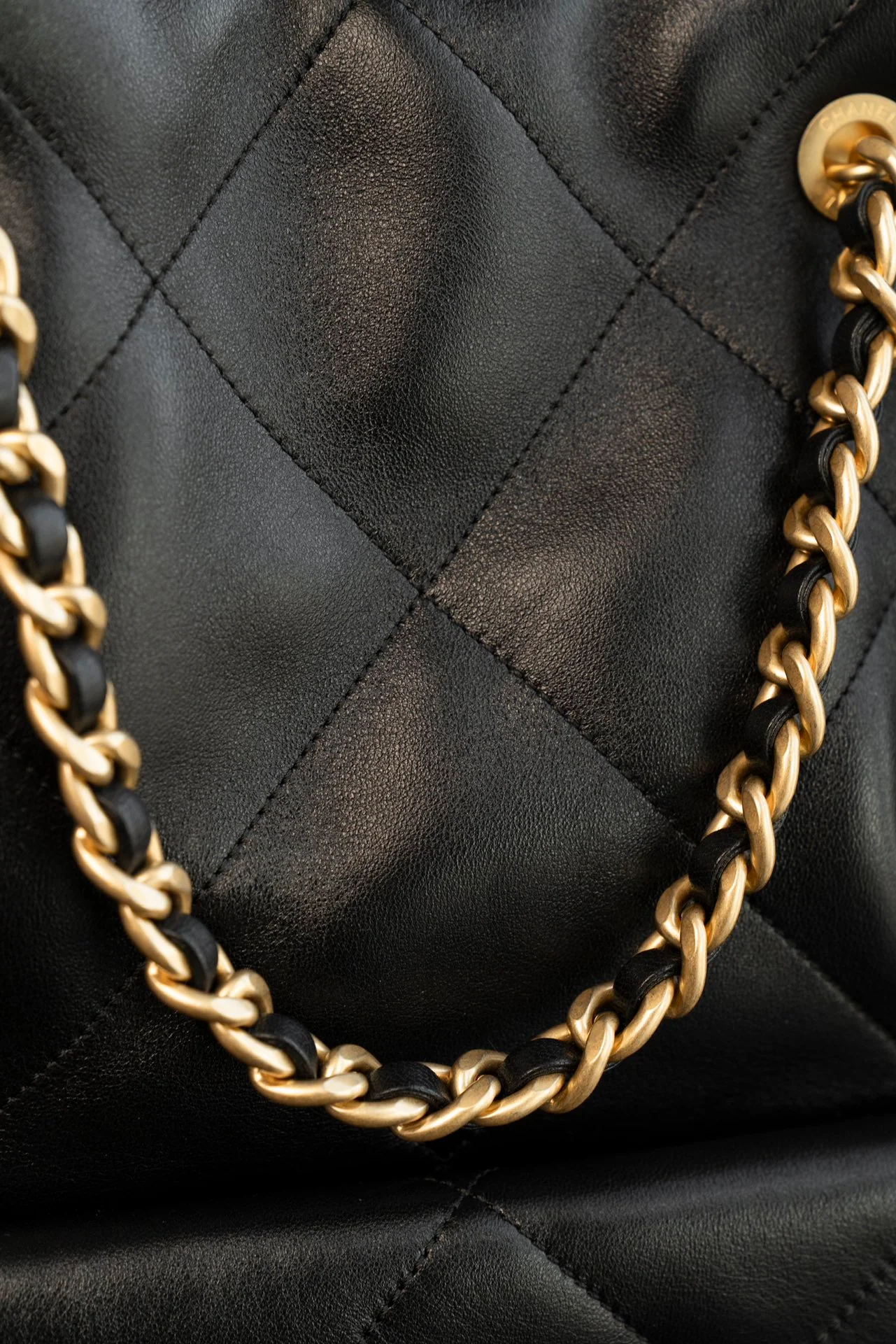 Большая сумка-шоппер Chanel 25c, черно-золотая.