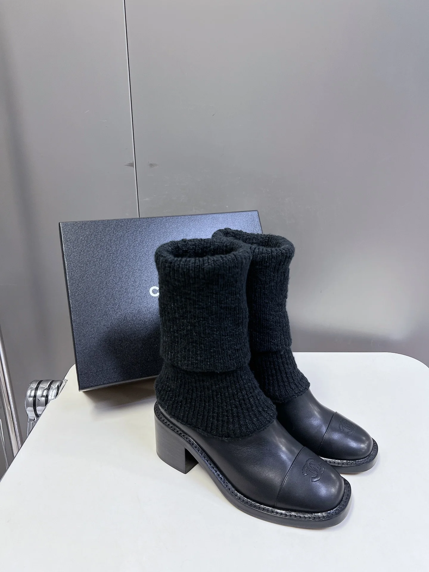 Ботильоны-носки на высоком каблуке Chanel 2024 — черные