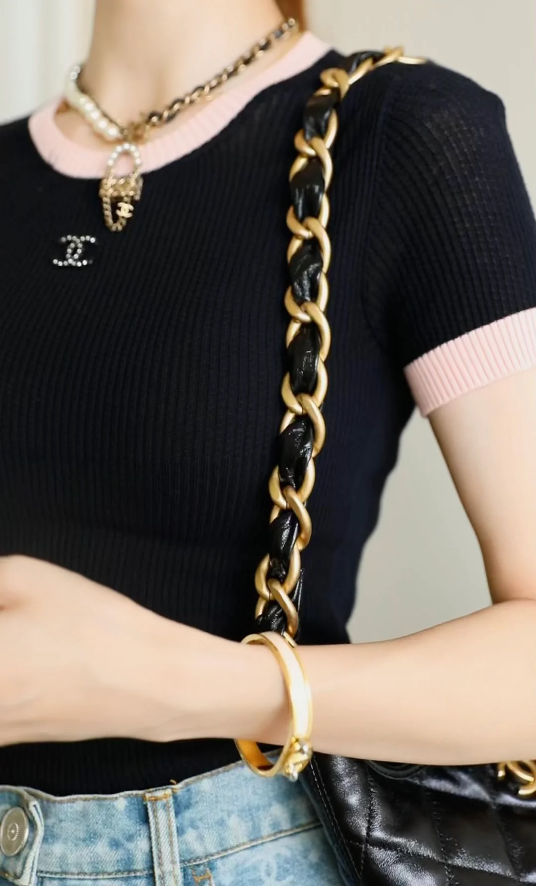 Сумка Chanel 24a Métiers d'Art из глянцевой овечьей кожи, маленькая, черная.