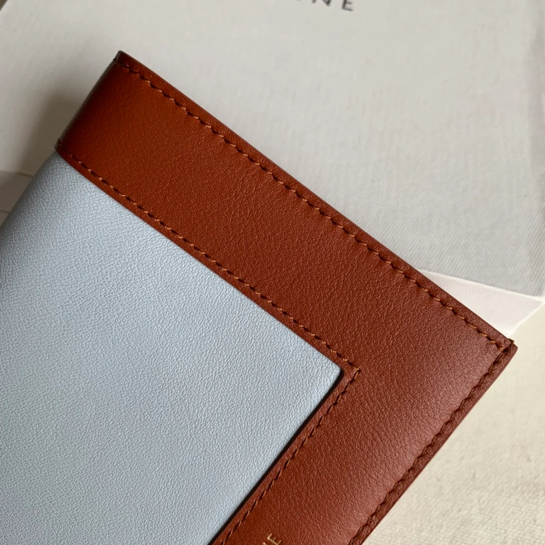 Селин - средней длины, кленово-коричневый с ледяным голубым