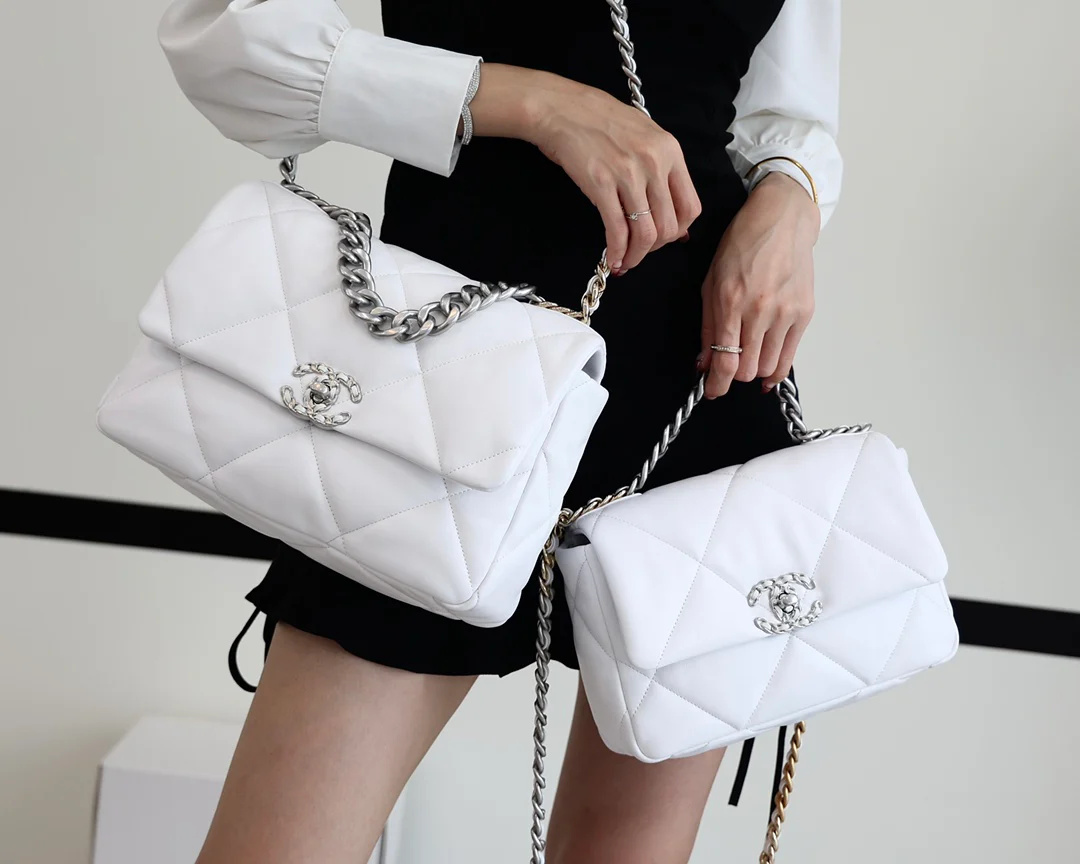 Сумка Chanel 19 — белая с серебряной пряжкой — таблица сравнения размеров