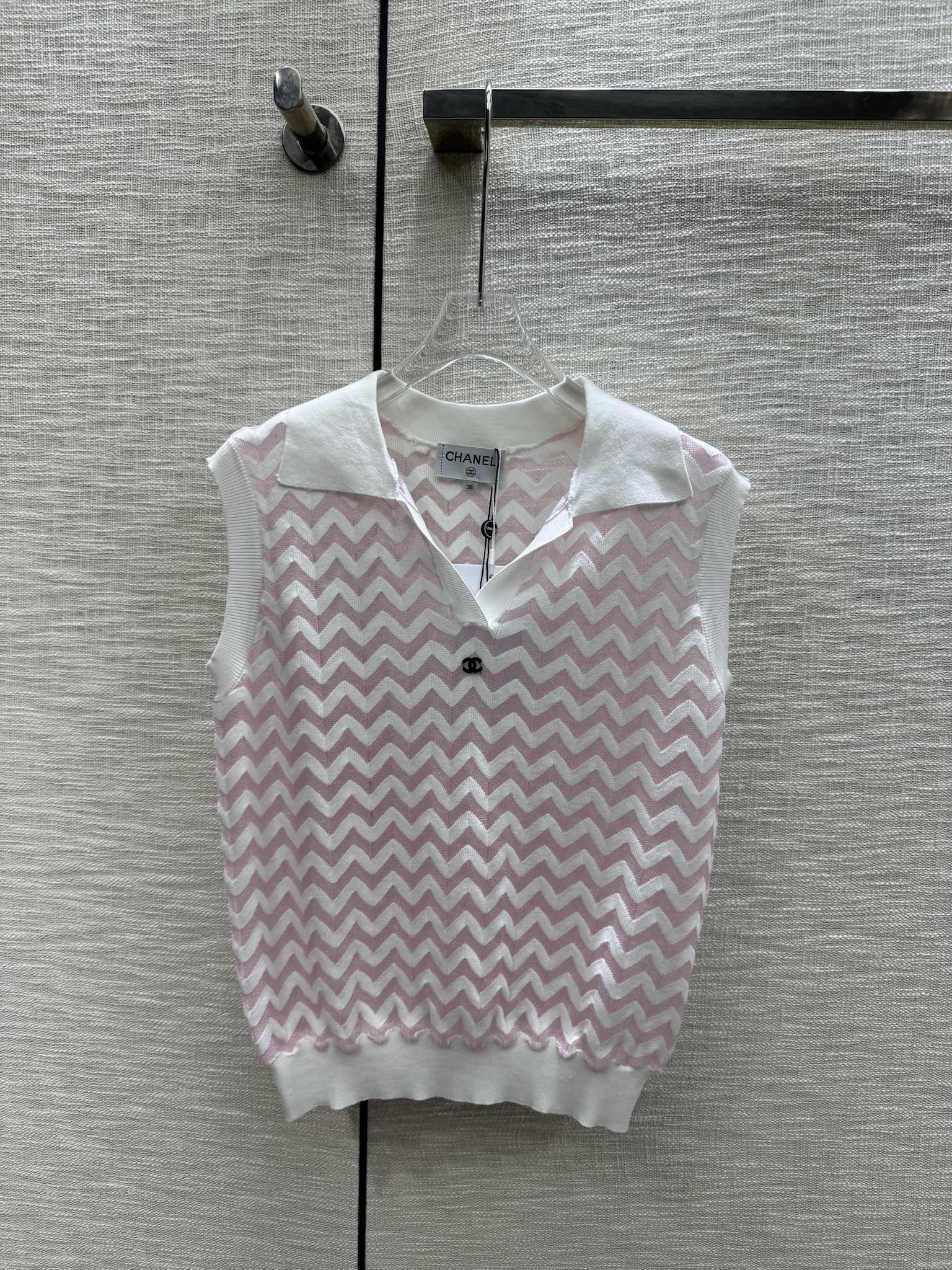 Вязаный жилет Chanel 2403 с воротником-поло конфетных цветов - розовый