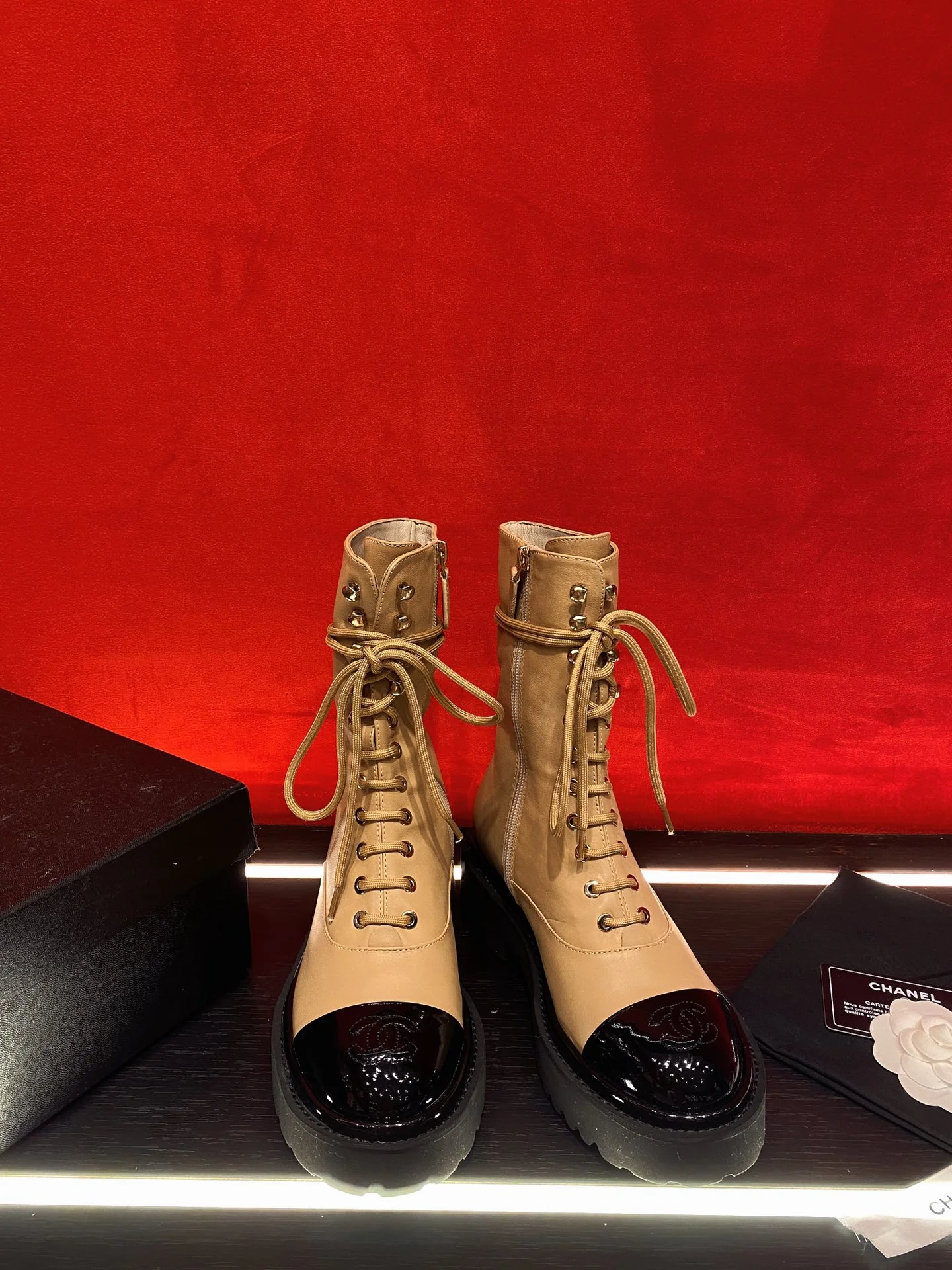 Новинка сезона осень/зима 2022 от Chanel — Ботинки Dr. Martens на платформе — Абрикосовый цвет — 5 см