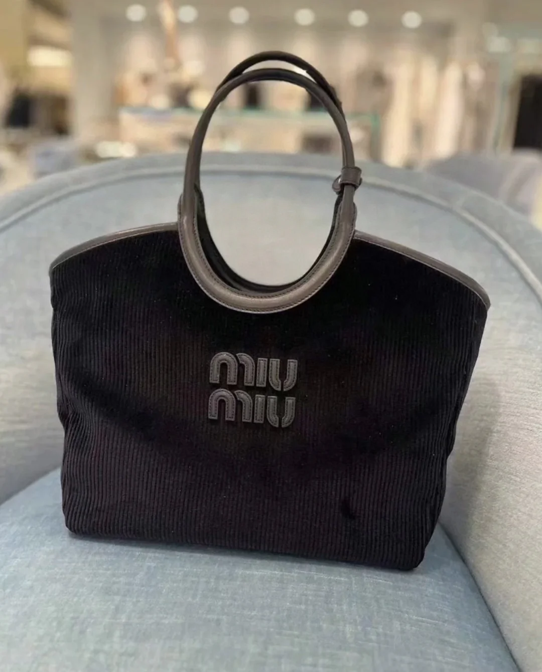 Сумка-тоут Miu Miu Ivy — на фото.