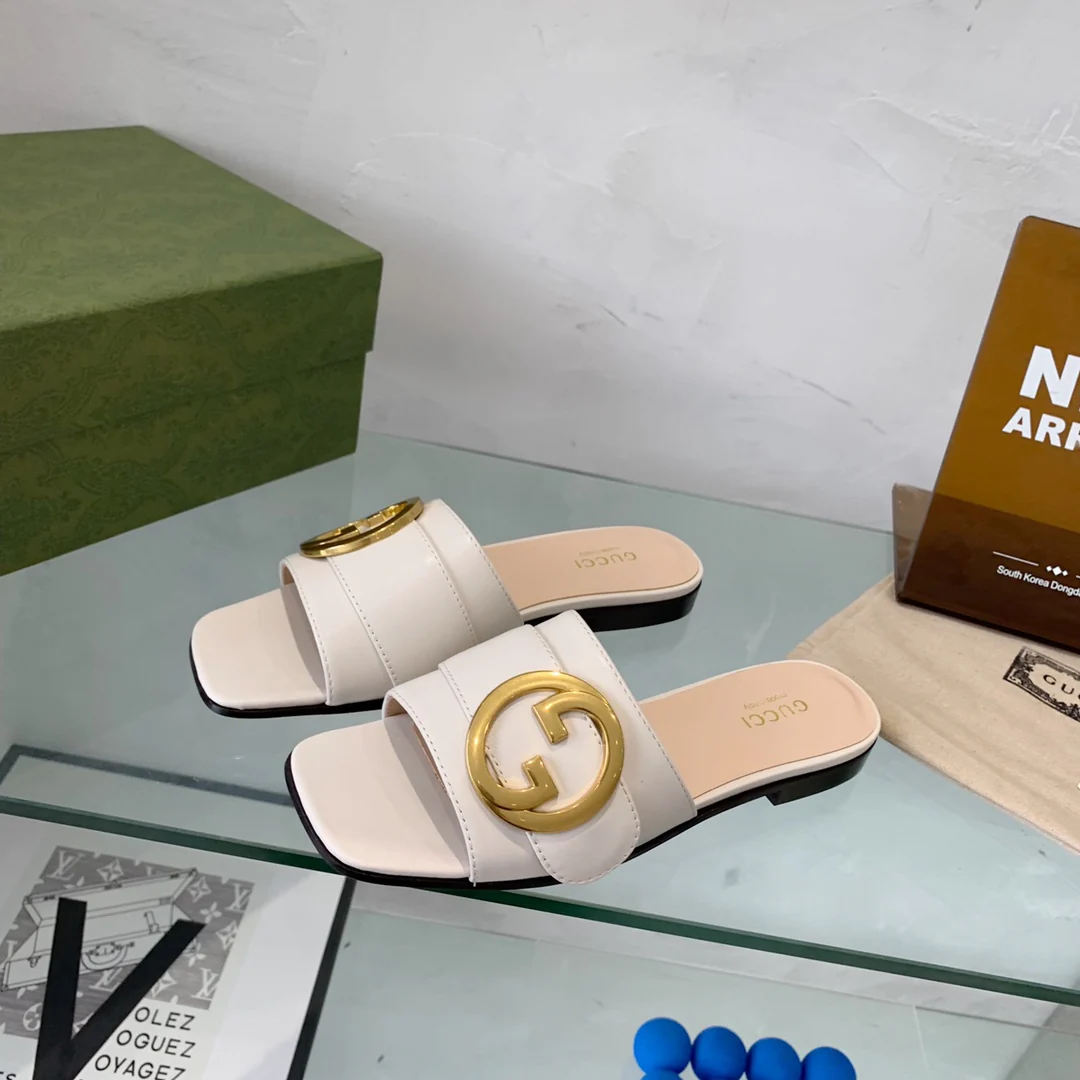 Новинка сезона весна/лето 2022 от Gucci - тапочки с двойной буквой G - 1 шт.