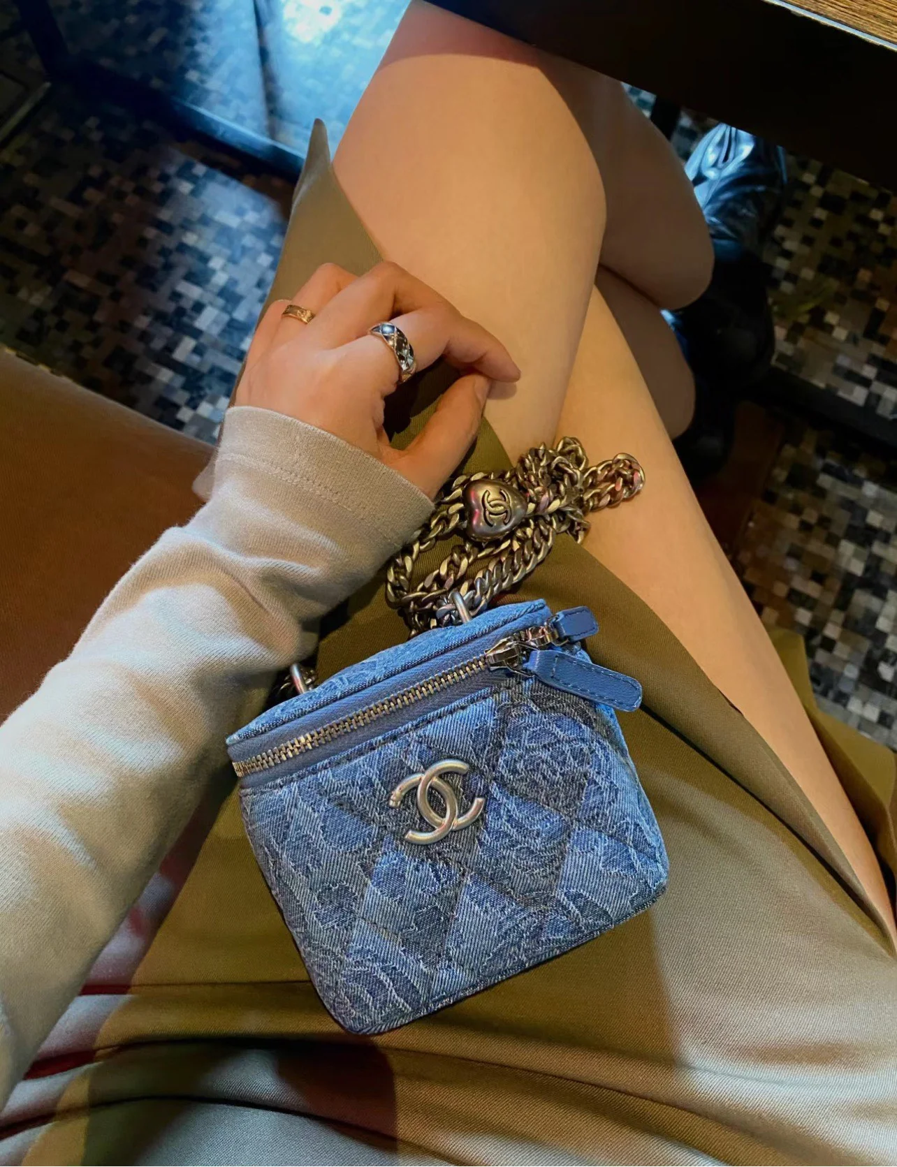 Пуговица в форме сердца из джинсовой ткани Chanel 2023 года — маленькая квадратная коробочка — светло-голубая серебристая пряжка