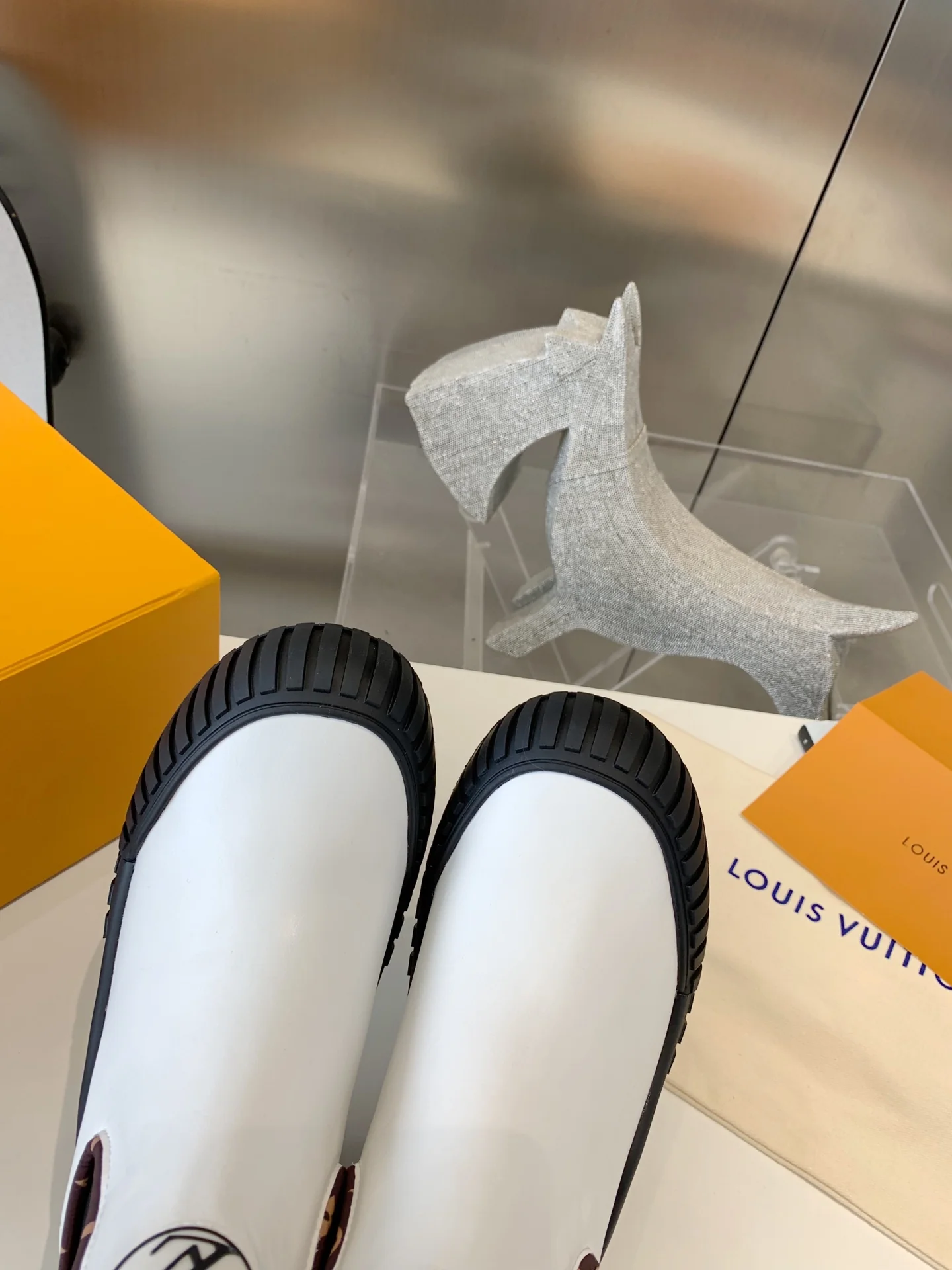 LV - Новинка сезона осень/зима 2022 - Ботильоны Ruby - Белые