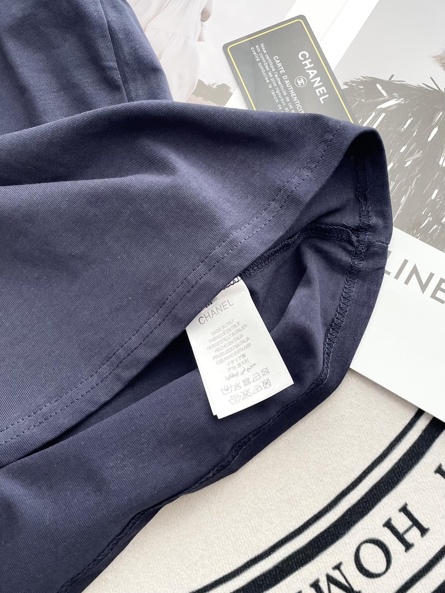 Футболка Chanel 2403 с вышитой 3D-буквой в виде зубной щетки, с короткими рукавами, черная.