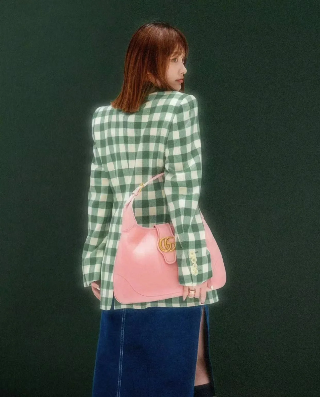 Весенняя коллекция Gucci 2023 — Сумка через плечо ?Полумесяц? — Розовая — Фотографии в действии.