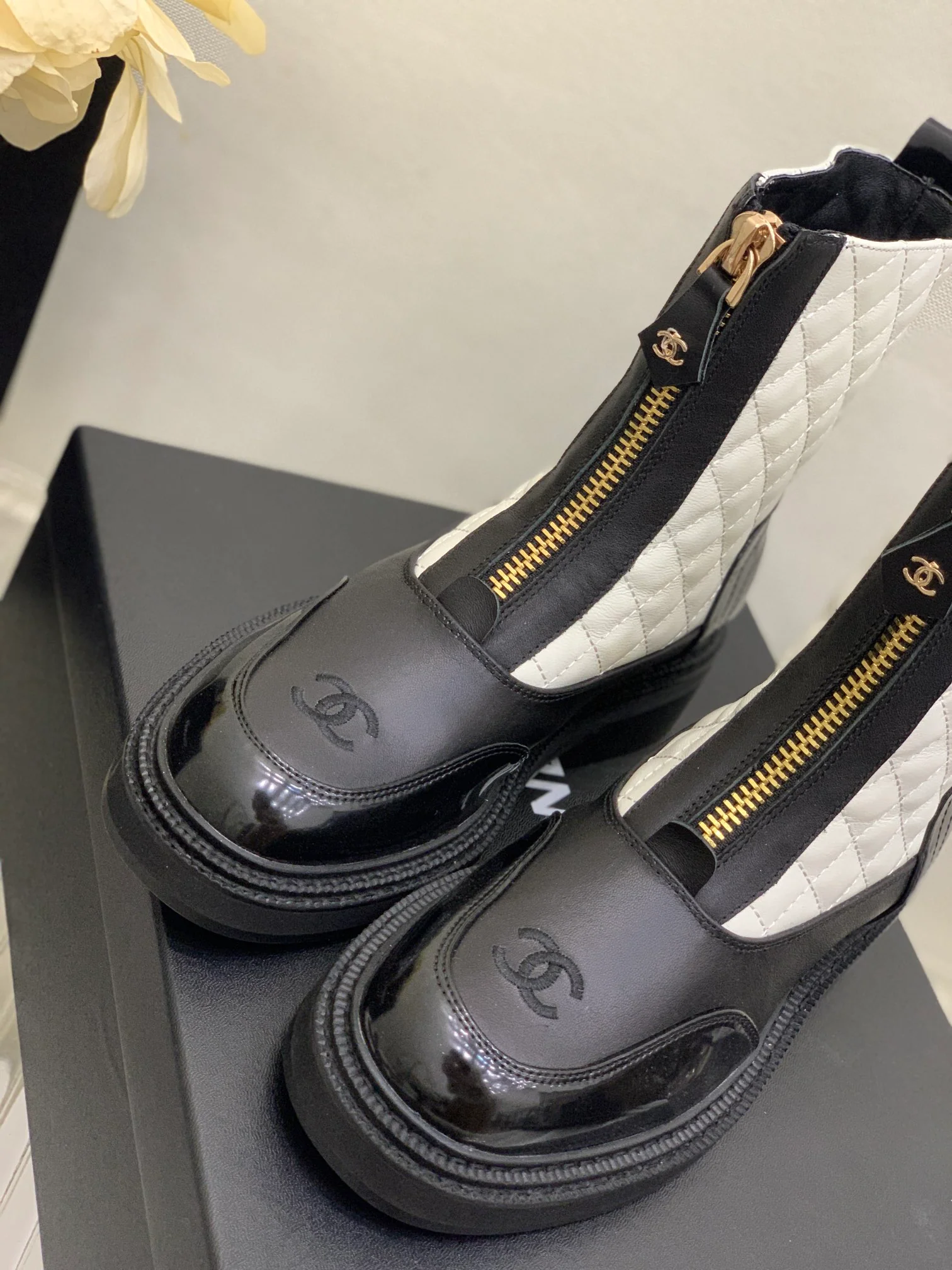 Ботинки средней высоты Chanel из коллекции 2022 года, украшенные бриллиантами - белые.