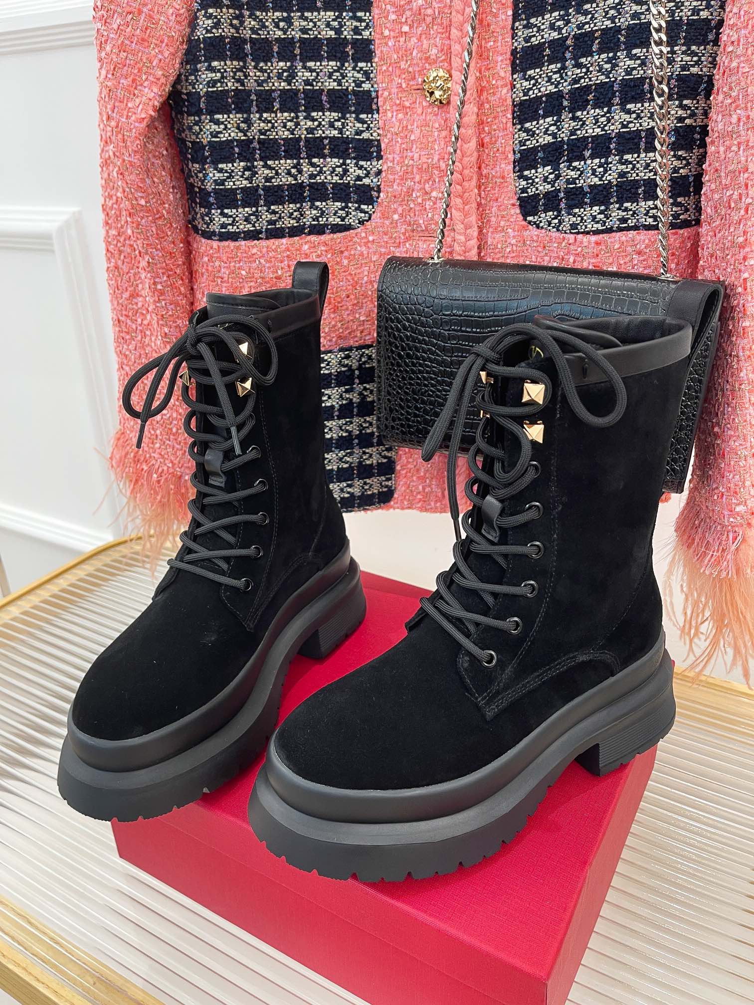 Новинка сезона осень/зима 2022 от Valentino - Ботинки Dr. Martens - 1