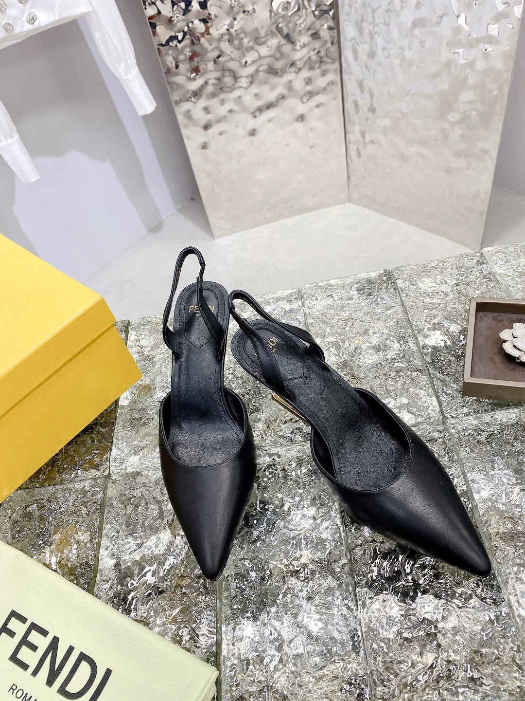 Новинка лета 2022 от Fendi - Туфли на F-образном 3D-каблуке - 1