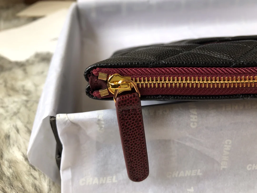 Маленькая сумочка-клатч Chanel с золотой фурнитурой