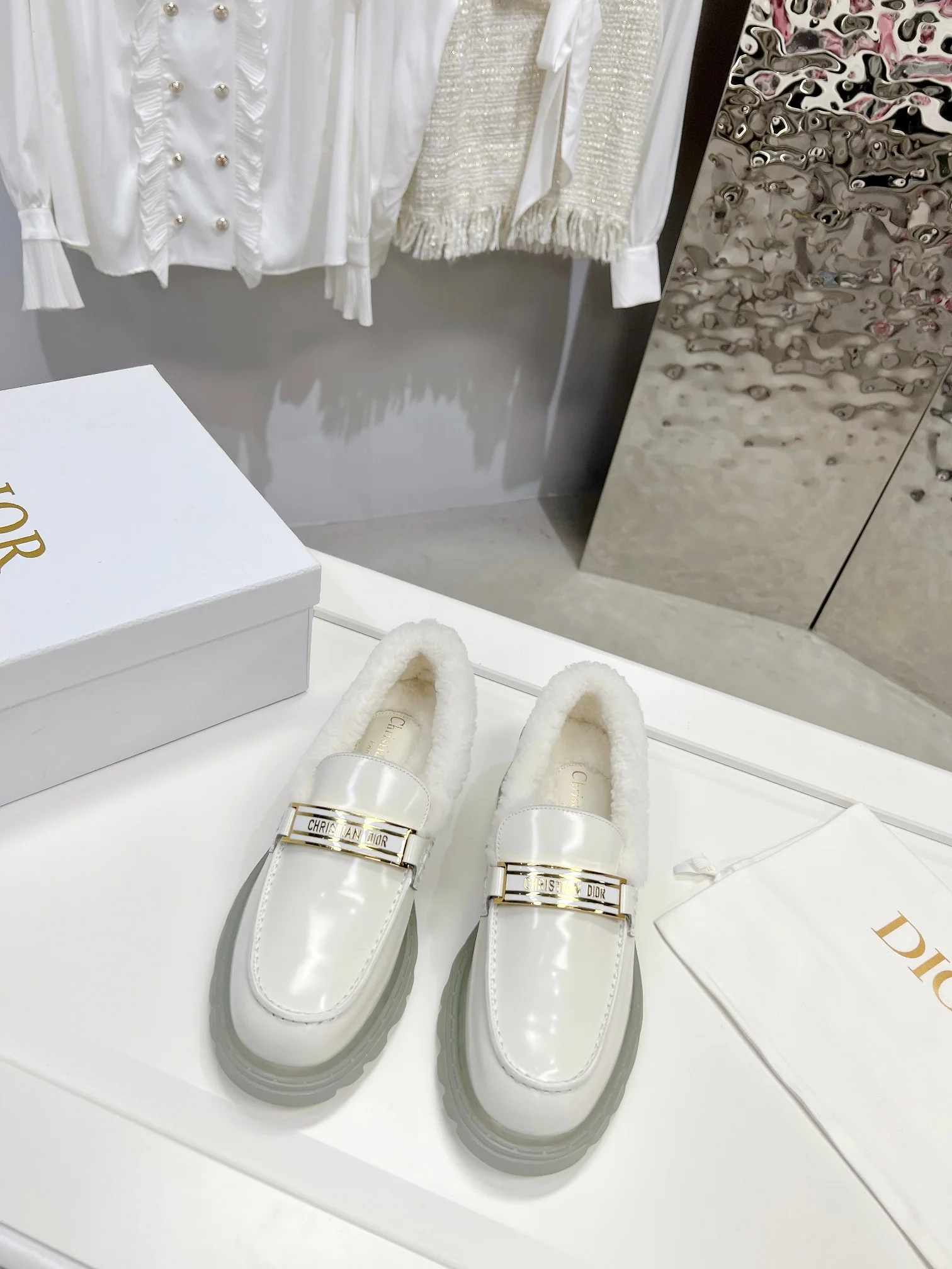 Новинка сезона ?Ранняя осень? от Dior — Пушистые туфли афро — Белые