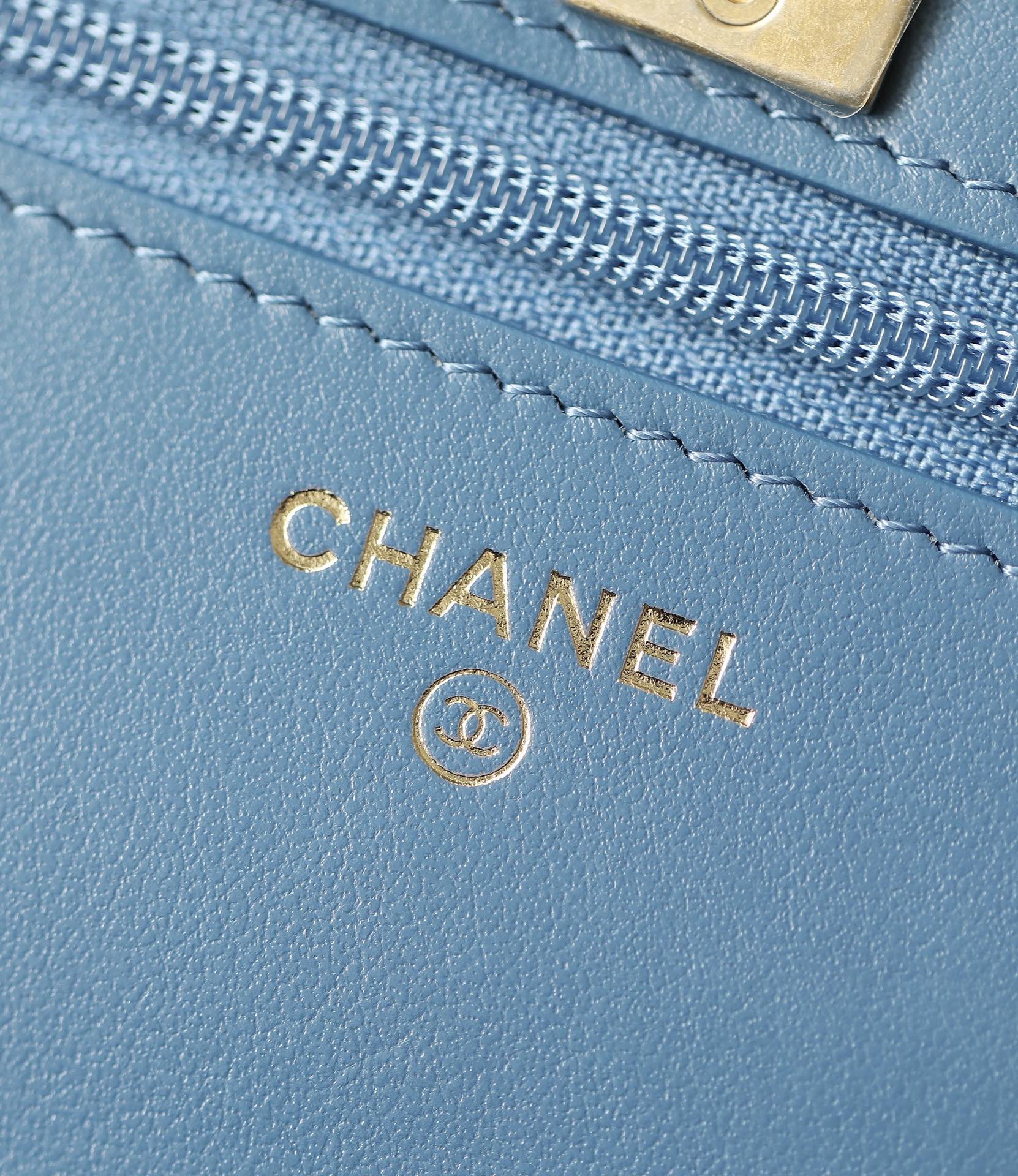 Новая весенняя коллекция джинсовой одежды Chanel - Chain Gold Ball - woc